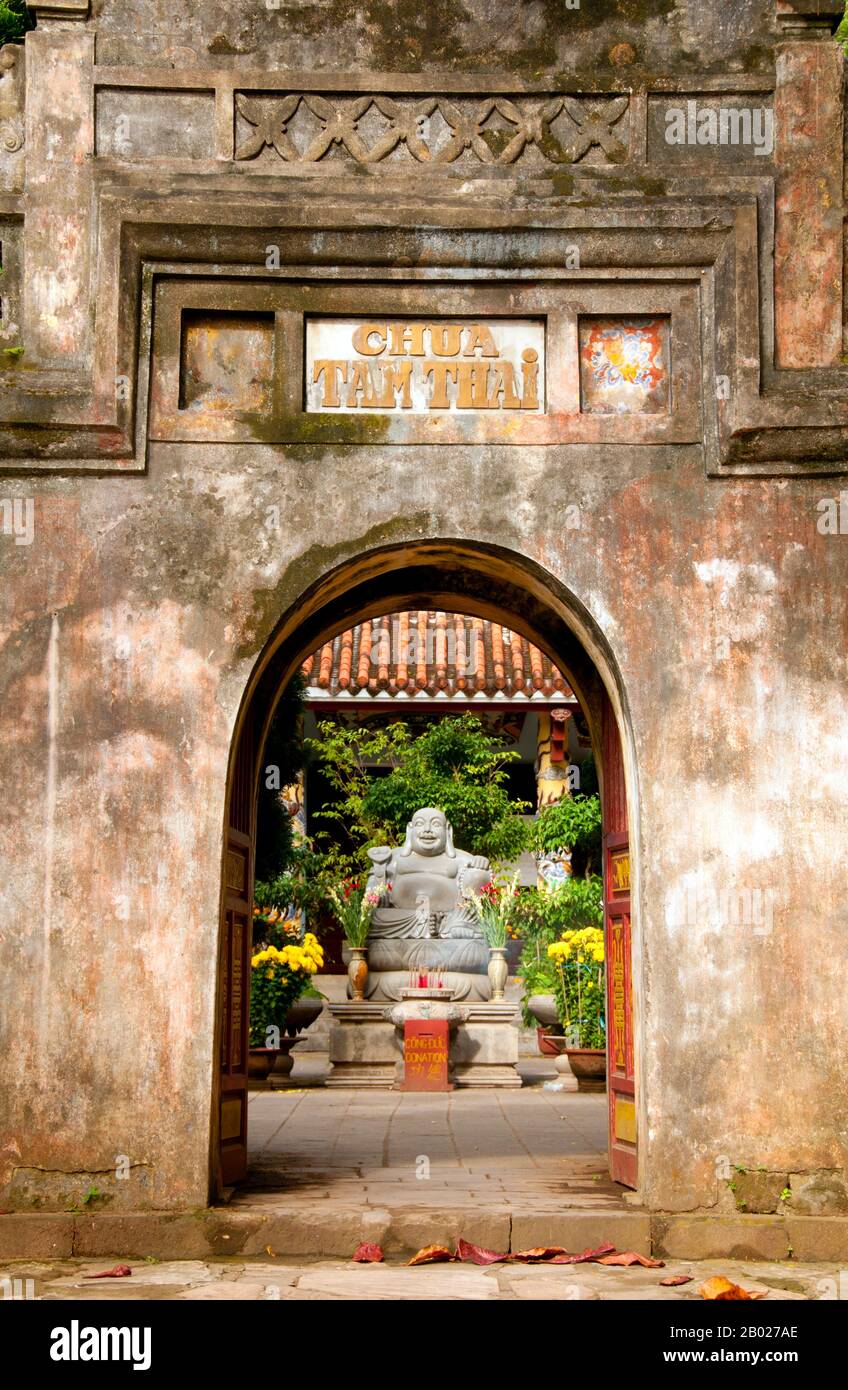 Vietnam : porte d'entrée de Chùa Tam Thai (Temple Tam Thai), montagnes de marbre, près de Danang. Les montagnes de marbre, à environ 7 km au sud de Danang, contiennent une série de cavernes qui ont longtemps abrité une série de sanctuaires dédiés à Bouddha ou à Confucius. Banque D'Images