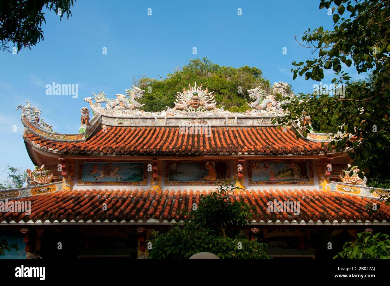 Vietnam : Chùa Tam Thai (temple Tam Thai), un temple bouddhiste dans les montagnes de marbre, près de Danang. Les montagnes de marbre, à environ 7 km au sud de Danang, contiennent une série de cavernes qui ont longtemps abrité une série de sanctuaires dédiés à Bouddha ou à Confucius. Banque D'Images
