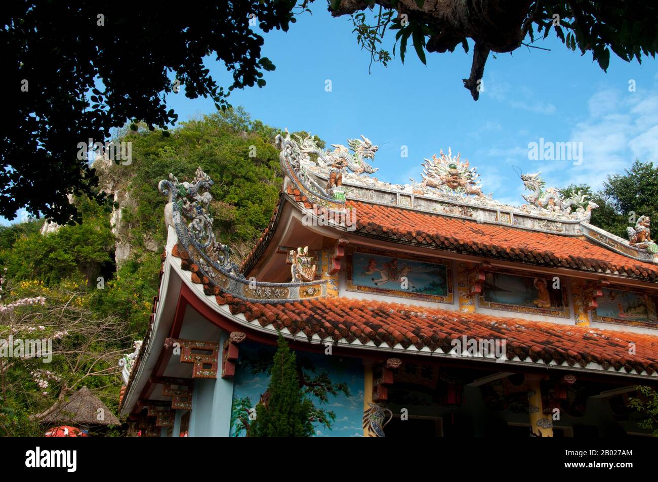Vietnam : Chùa Tam Thai (temple Tam Thai), un temple bouddhiste dans les montagnes de marbre, près de Danang. Les montagnes de marbre, à environ 7 km au sud de Danang, contiennent une série de cavernes qui ont longtemps abrité une série de sanctuaires dédiés à Bouddha ou à Confucius. Banque D'Images