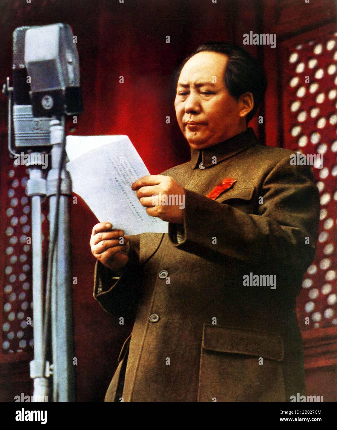Le costume moderne de tunique chinoise est un style de tenue masculine connu en Chine comme le costume de Zhongshan (chinois simplifié: 中山装; chinois traditionnel: 中山裝; pinyin: Zhōngshān zhuāng) (après Sun Yat-Sen), également connu en Occident comme le costume de Mao (après Mao Zedong). Sun Yat-sen a introduit le style peu de temps après la fondation de la République de Chine comme une forme de robe nationale, bien qu'avec une implication clairement politique et plus tard gouvernementale. Après la fin de la guerre civile chinoise et la création de la République Populaire de Chine en 1949, la poursuite est devenue largement portée par les hommes et le chef du gouvernement Banque D'Images
