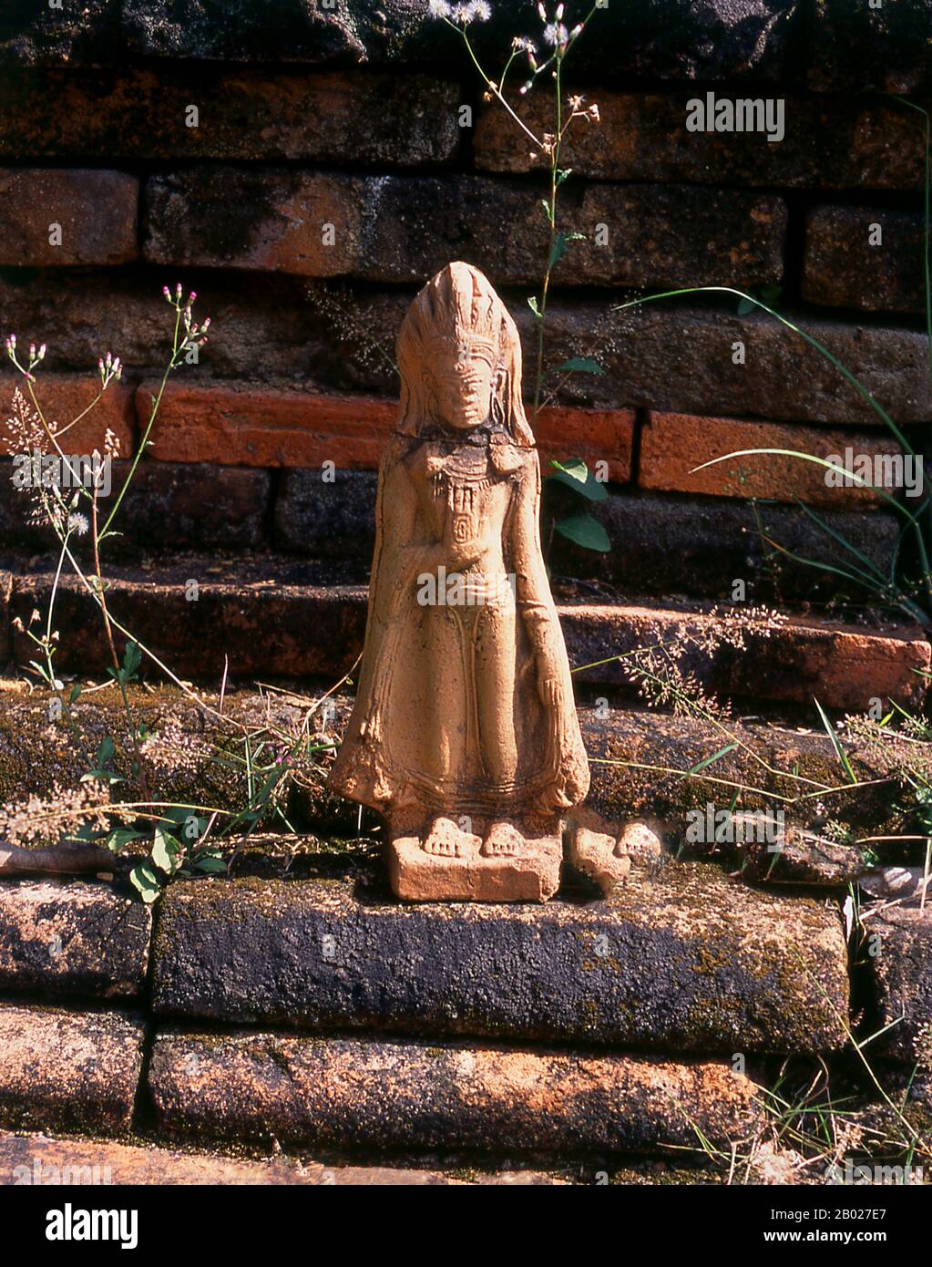 Thaïlande : statue votive sur la base de chedi à Wat sang Ka dans le parc du Collège d'art dramatique, Suriyawong soi 5, Chiang mai. Wat sang Ka, également connu sous le nom de Wat sang Ka Ram, aurait été fondé au XIVe ou XVe siècle. Il a été fouillé et restauré par le Département des Beaux-Arts en 1983-1985. Les objets trouvés lors des fouilles comprennent des céramiques provenant de fours à San Kamphaeng, Vien Ka long et Sri Satchanalai. Une image de Bouddha Chiang Saen en bronze et des tablettes de Bouddha Haripunchai ont également été découvertes, ainsi que des fragments d'autres images de Bouddha dans les styles LAN Na et Sukhothai. Banque D'Images Thaïlande : statue votive sur la base de chedi à Wat sang Ka dans le parc du Collège d'art dramatique, Suriyawong soi 5, Chiang mai. Wat sang Ka, également connu sous le nom de Wat sang Ka Ram, aurait été fondé au XIVe ou XVe siècle. Il a été fouillé et restauré par le Département des Beaux-Arts en 1983-1985. Les objets trouvés lors des fouilles comprennent des céramiques provenant de fours à San Kamphaeng, Vien Ka long et Sri Satchanalai. Une image de Bouddha Chiang Saen en bronze et des tablettes de Bouddha Haripunchai ont également été découvertes, ainsi que des fragments d'autres images de Bouddha dans les styles LAN Na et Sukhothai. Banque D'Images
