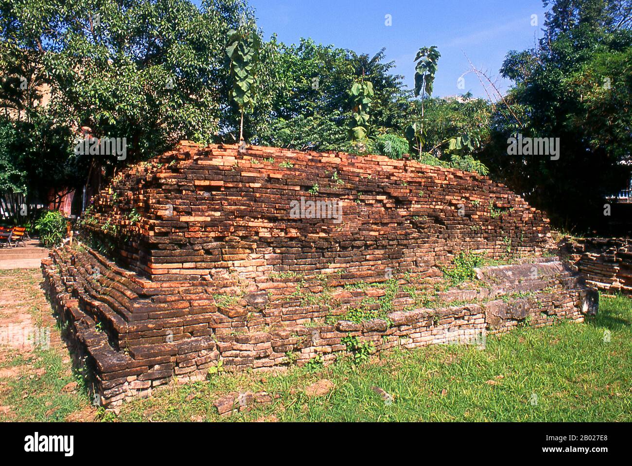 Thaïlande : les restes de base d'un vieux chedi à Wat sang Ka dans le parc du Collège d'art dramatique et d'art, Suriyawong soi 5, Chiang mai. Wat sang Ka, également connu sous le nom de Wat sang Ka Ram, aurait été fondé au XIVe ou XVe siècle. Il a été fouillé et restauré par le Département des Beaux-Arts en 1983-85. Les objets trouvés lors des fouilles comprennent des céramiques provenant de fours à San Kamphaeng, Vien Ka long et Sri Satchanalai. Une image de Bouddha Chiang Saen en bronze et des tablettes de Bouddha Haripunchai ont également été découvertes, ainsi que des fragments d'autres images de Bouddha dans les styles LAN Na et Sukhothai. Banque D'Images Thaïlande : les restes de base d'un vieux chedi à Wat sang Ka dans le parc du Collège d'art dramatique et d'art, Suriyawong soi 5, Chiang mai. Wat sang Ka, également connu sous le nom de Wat sang Ka Ram, aurait été fondé au XIVe ou XVe siècle. Il a été fouillé et restauré par le Département des Beaux-Arts en 1983-85. Les objets trouvés lors des fouilles comprennent des céramiques provenant de fours à San Kamphaeng, Vien Ka long et Sri Satchanalai. Une image de Bouddha Chiang Saen en bronze et des tablettes de Bouddha Haripunchai ont également été découvertes, ainsi que des fragments d'autres images de Bouddha dans les styles LAN Na et Sukhothai. Banque D'Images