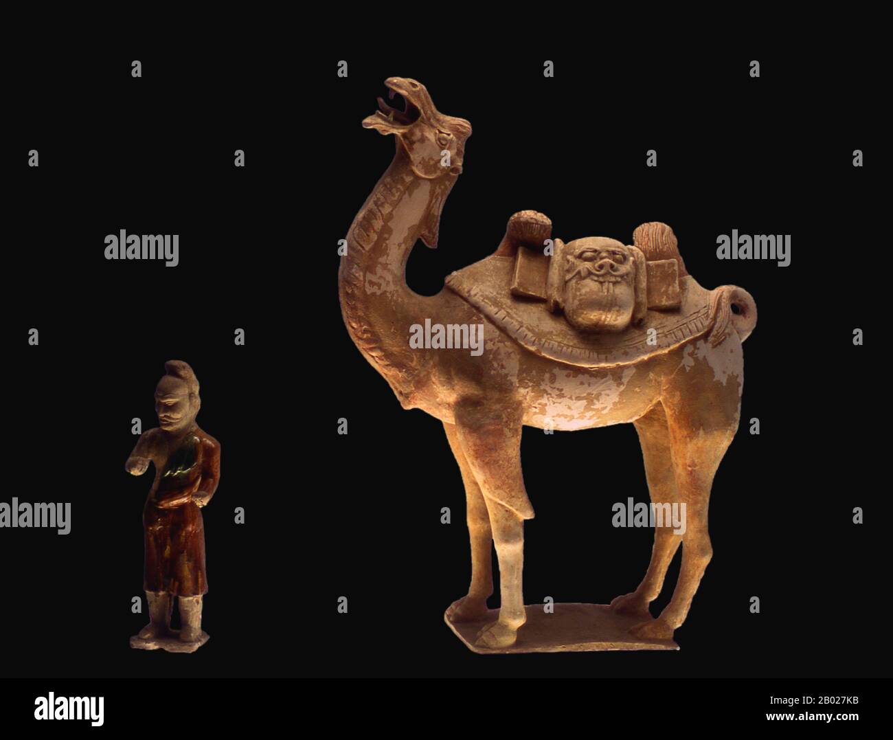 Chine : chameau bactrien et chauffeur empruntant la route de la soie, céramique sancai de la dynastie Tang, Musée de Shanghai. Sancai (pinyin : sāncǎi ; littéralement « trois couleurs ») est un type de céramique utilisant trois couleurs entremêlées pour la décoration. La dynastie Tang (18 juin 618 - 1er juin 907) était une dynastie impériale de Chine précédée par la dynastie Sui et suivie par la période des cinq dynasties et des dix Royaumes. Il a été fondé par la famille Li, qui a pris le pouvoir pendant le déclin et l'effondrement de l'Empire Sui. La dynastie est brièvement interrompue par la seconde dynastie Zhou (8 octobre 690 - 3 mars 705). Banque D'Images Chine : chameau bactrien et chauffeur empruntant la route de la soie, céramique sancai de la dynastie Tang, Musée de Shanghai. Sancai (pinyin : sāncǎi ; littéralement « trois couleurs ») est un type de céramique utilisant trois couleurs entremêlées pour la décoration. La dynastie Tang (18 juin 618 - 1er juin 907) était une dynastie impériale de Chine précédée par la dynastie Sui et suivie par la période des cinq dynasties et des dix Royaumes. Il a été fondé par la famille Li, qui a pris le pouvoir pendant le déclin et l'effondrement de l'Empire Sui. La dynastie est brièvement interrompue par la seconde dynastie Zhou (8 octobre 690 - 3 mars 705). Banque D'Images