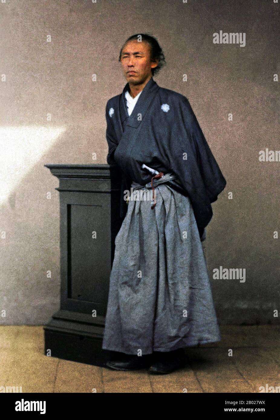 Japon : Portrait du samouraï Sakamoto Ryōma (3 janvier 1836 - 10 décembre 1867). Photo de Ueno Hikoma (1838-1904), v. 1866-1867. Sakamoto Ryoma est un samouraï japonais et un shishi (activiste politique de la fin de l'époque d'Edo), et joue un rôle influent pendant le Bakumatsu, les dernières années du shogunat Tokugawa. Samouraï de bas rang du domaine de Tosa sur Shikoku, il est un adversaire actif de la politique isolationniste du Shogunat. Il plaide pour la démocratie, la modernisation et l'industrialisation et est assassiné en 1867 avant la guerre de Boshin et la restauration de Meiji. Banque D'Images