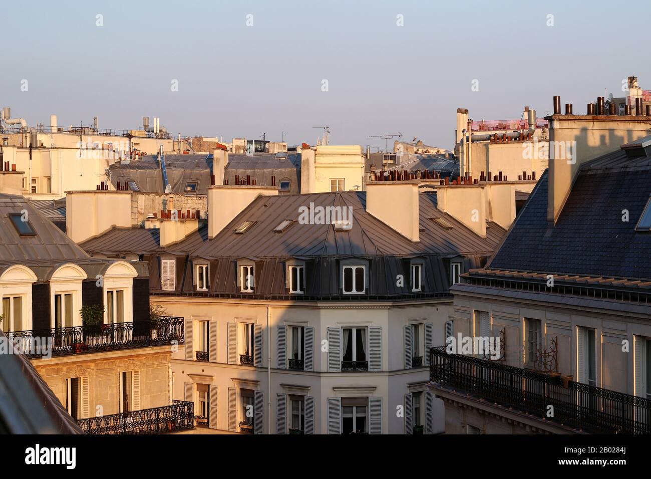 Lever du soleil à Paris. Vue Sur Le Toit Des Bâtiments Parisiens Emblématiques Le Matin. Architecture Parisienne. Appartements De Paris, France. Banque D'Images