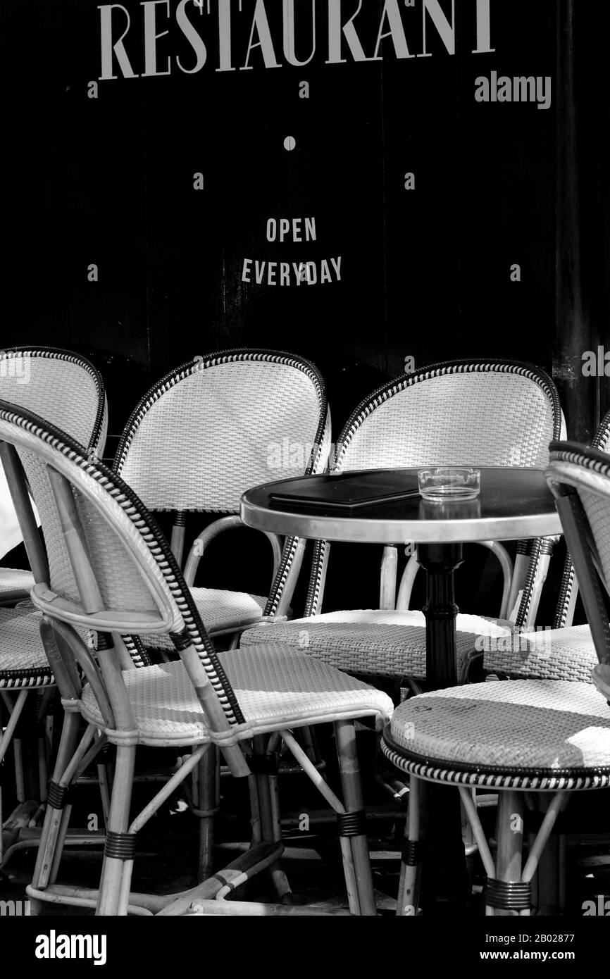 Paris, France. Café Terrasse Table Avec Chaises En Osier. Vue Classique Sur Le Café Français. Banque D'Images