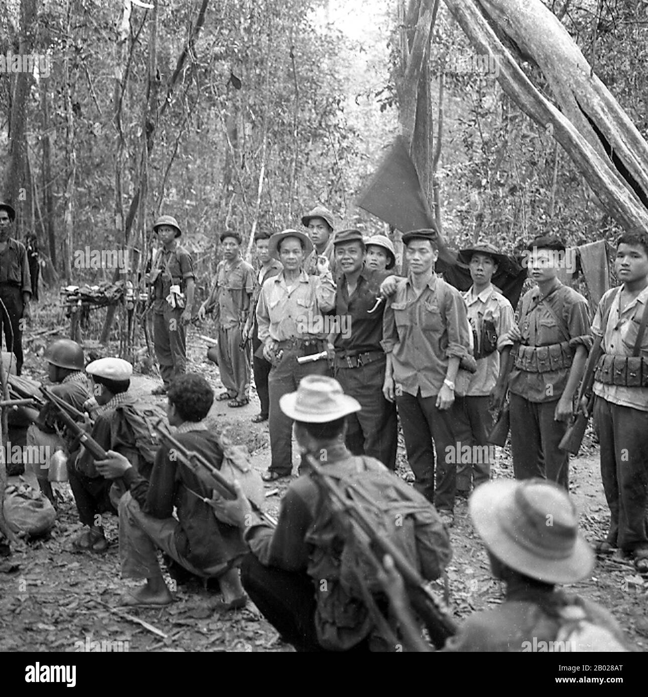 Cambodge : une photo très rare de So Phim (au centre), le commandant Khmer Rouge de la zone est attaqué par Pol pot en 1978, après quoi il s'est suicidé. Notez que plusieurs de ses troupes portent des casques vietnamiens 'bo doi', v. 1973. Donc Phim a gagné ses éperons en tant que chef de guérilla Issarak, combattant les Français à la fin des années 1940 Il est né So Vanna, dans une famille paysanne de l'est du Cambodge, quelque temps dans les années 1920 (l'année 1925 est souvent citée, mais n'est qu'une supposition). En août 1951, il est devenu l'un des cinq membres fondateurs du PRPK d'inspiration vietnamienne. Banque D'Images