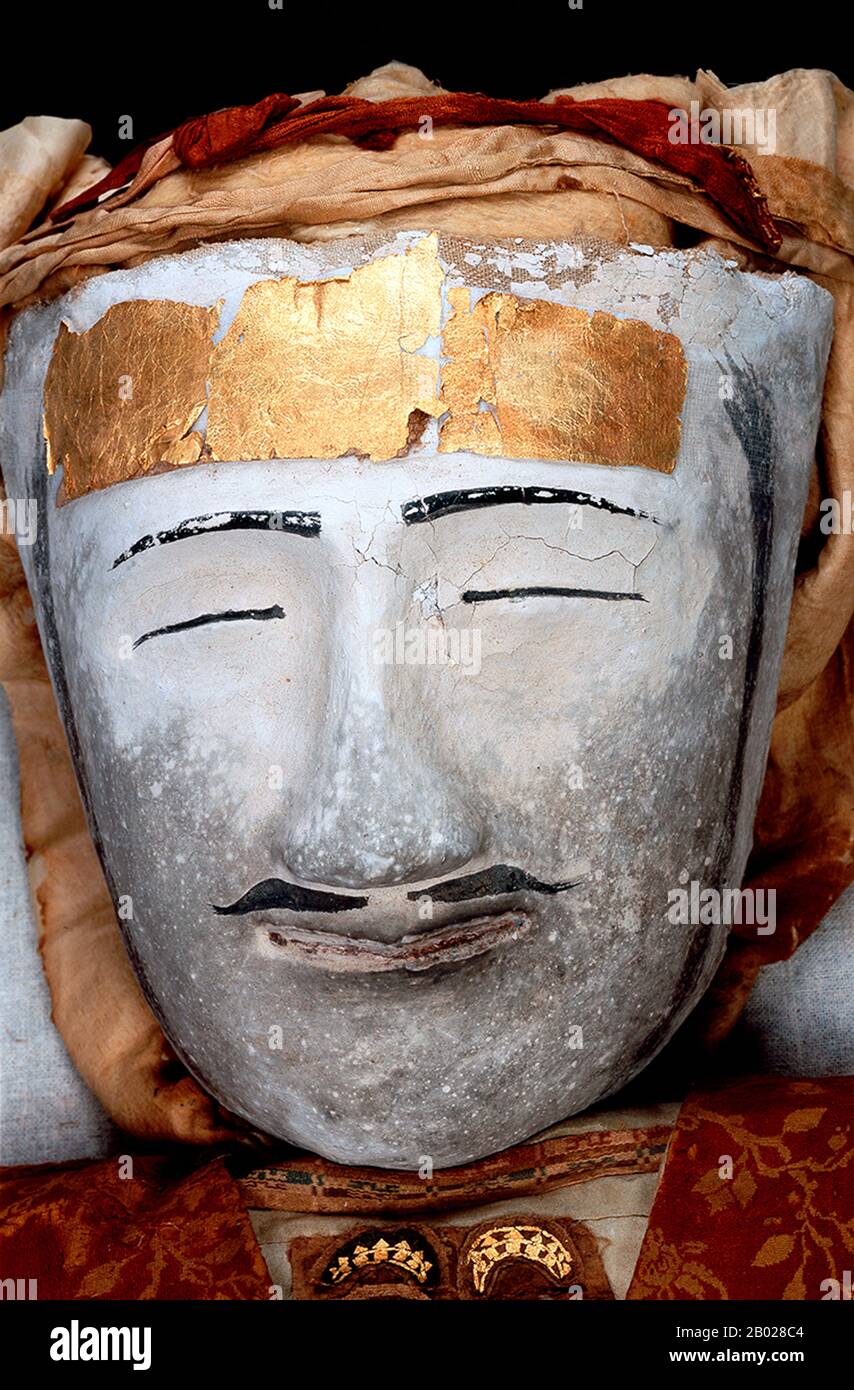 Le mieux préservé des cadavres découverts au cimetière de Zaghunluq dans le  bassin de Tarim est le 'Yingpan Man'. La momie caucasienne de deux mètres  de haut, âgée de 2 000 ans,