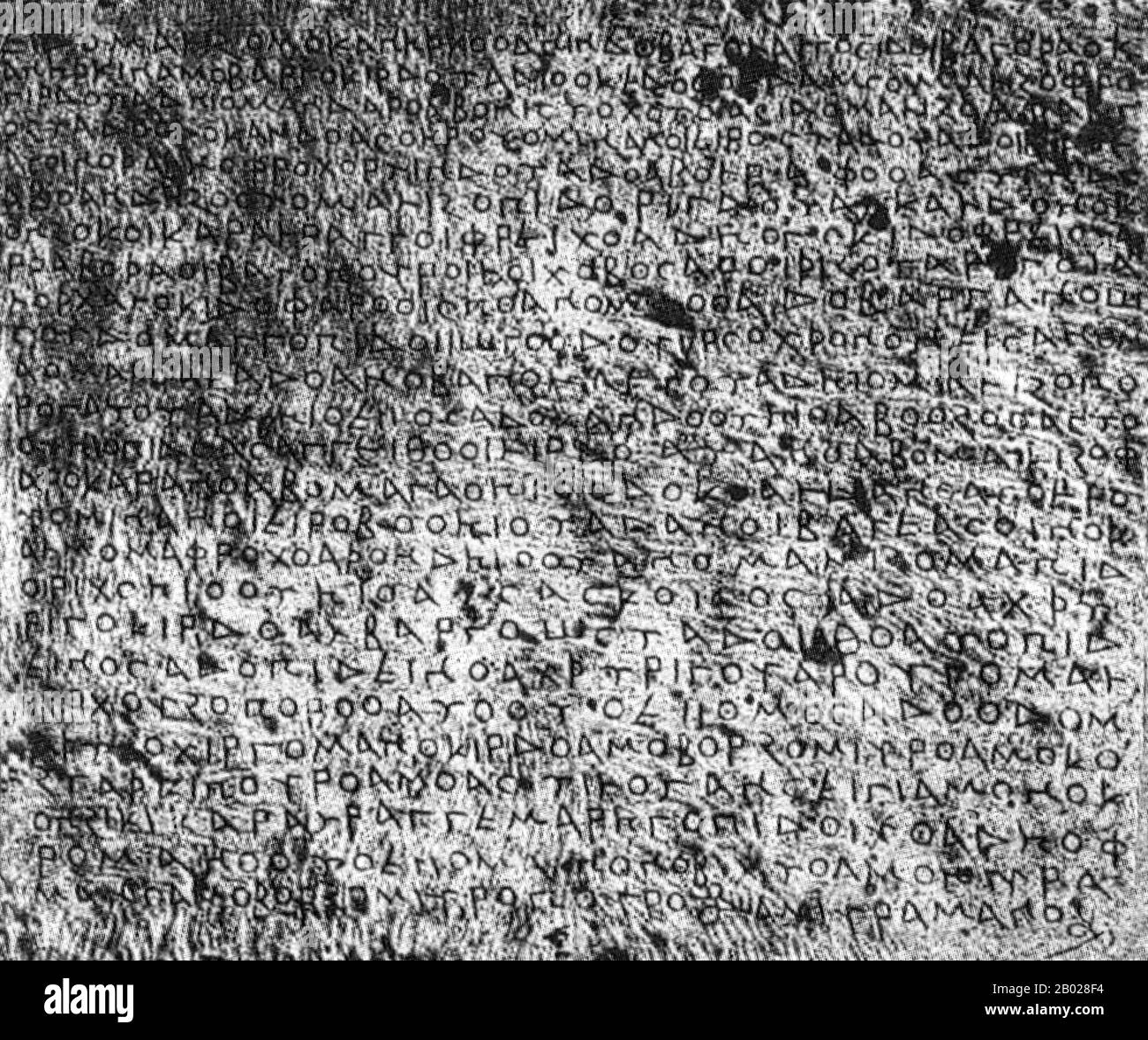 Afghanistan : L'inscription Rabatak, Surkh Kotal, c. IIe siècle de notre ère. L'inscription Rabatak est une inscription écrite sur un rocher en langue bactrienne et en écriture grecque, qui a été trouvée en 1993 sur le site de Rabatak, près de Surkh Kotal en Afghanistan. L'inscription se rapporte à la domination de l'empereur Kushan Kanishka Ier, et donne des indices remarquables sur la généalogie de la dynastie Kushan. La langue bactrienne est une langue iranienne orientale éteinte qui a été parlée dans la région de Bactriane en Asie centrale. Banque D'Images