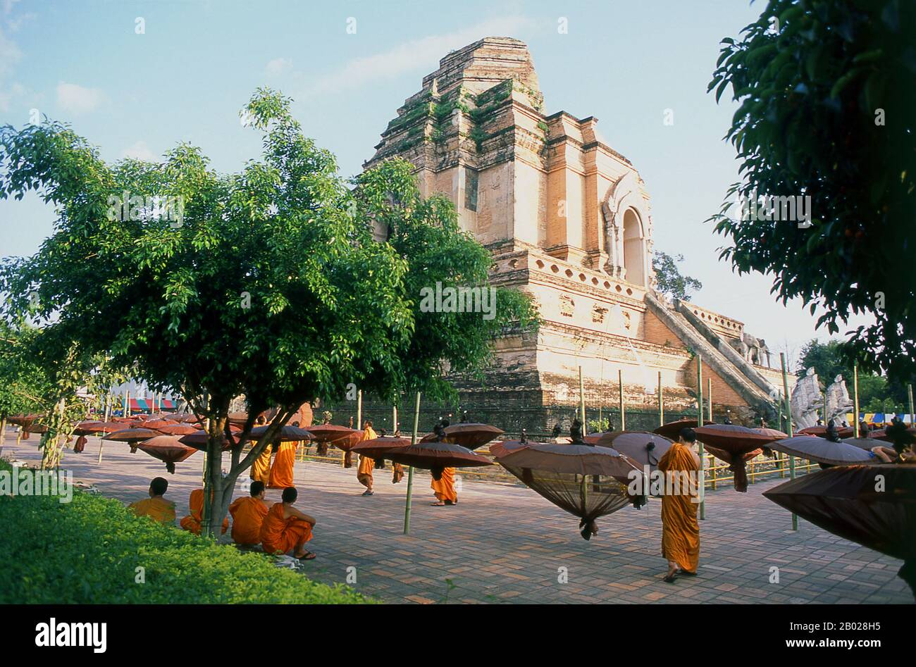 Wat Chedi Luang se traduit littéralement du thaï comme «maîtrise du Grand Stupa». La construction du temple a commencé à la fin du XIVe siècle lorsque le Royaume Lan Na était dans son premier. Le roi Saen Muang Ma (1385-1401) l'avait voulu comme site d'un grand reliquaire pour enchâsser les cendres de son père, le roi Ku Na (1355-85). Aujourd'hui, c'est le site du Lak Muang ou du pilier de la ville. La cérémonie annuelle d'Inthakin se déroule dans les limites du temple. Chiang Mai (signifiant « nouvelle ville »), parfois écrit comme « Chiengmai » ou « Chiangmai », est la ville la plus importante et la plus culturellement significative de northe Banque D'Images