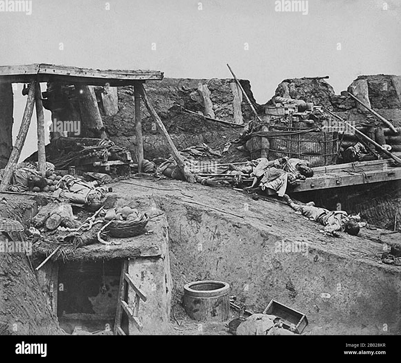 Chine : les corps de soldats chinois morts aux forts de Dagu ou Taku, 1860. Les forts de Taku ou forts de Dagu (pinyin : Dàgū Pàotái ; littéralement « batteries Taku »), également appelés forts de Peiho (pinyin : Báihé Diāobǎo), sont des forts situés près de l'estuaire de la rivière Hai (rivière Peiho), dans le district de Tanggu, municipalité de Tianjin, dans le nord-est de la Chine. Ils sont situés à 60 km au sud-est du centre urbain de Tianjin. En 1856, des soldats chinois ont embarqué à bord du « Arrow », un navire chinois immatriculé à Hong Kong battant pavillon britannique et soupçonné de piraterie et de contrebande d'opium. Banque D'Images