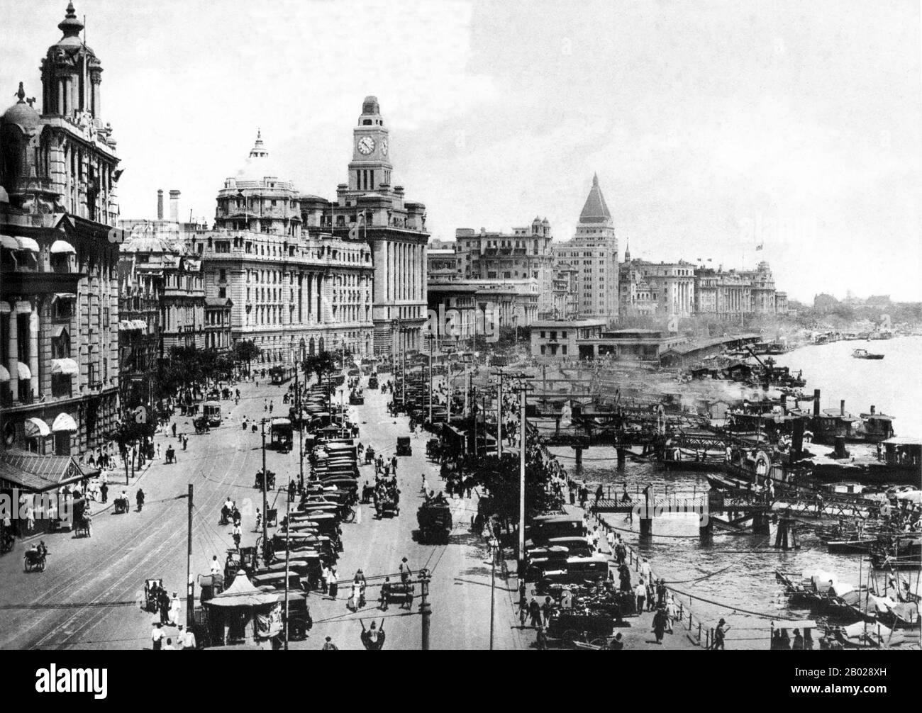 Chine : une vue panoramique du Bund (Waitan), Shanghai, v. 1932. Le Bund (chinois : Wàitān) est une zone du district de Huangpu dans le centre de Shanghai. La zone est centrée sur une section de la route Zhongshan (East-1 Zhongshan Road) dans l'ancienne colonie internationale de Shanghai, qui longe la rive ouest du fleuve Huangpu, face à Pudong, dans la partie est du district de Huangpu. Le Bund fait généralement référence aux bâtiments et aux quais sur cette section de la route, ainsi qu'à certaines zones adjacentes. Banque D'Images