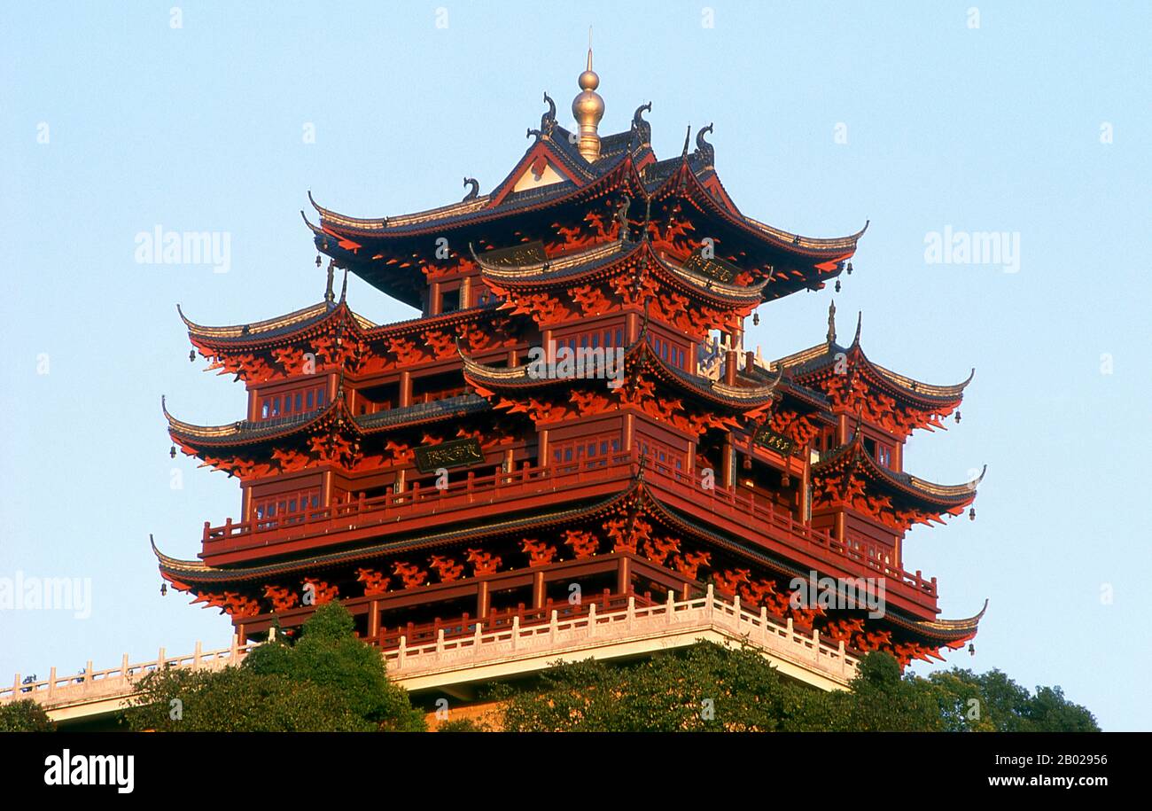Hangzhou est l'une des six anciennes capitales chinoises. La ville a prospéré pendant la période de Tang (618–907), bénéficiant grandement de sa position à l'extrémité sud du Grand Canal. Au début du XIIe siècle, Hangzhou a été choisie comme la nouvelle capitale de la dynastie Southern Song après que le tribunal chinois a été vaincu dans une bataille contre le Jin en 1123, et s'est enfui vers le sud. La ville a prospéré, avec des officiels, des écrivains et des érudits qui y ont bougent alors que la dynastie s'est épanouie. Au cours de cette période, la culture chinoise a atteint un point culminant spectaculaire, et les œuvres d'art de cette époque, en particulier le brus riche en détails Banque D'Images
