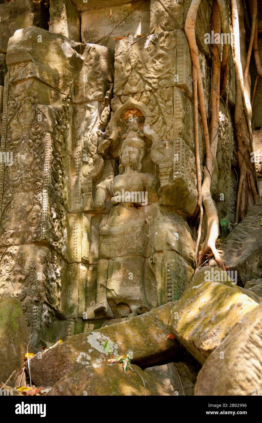 Cambodge : Apsara (nymphe céleste), Beng Mealea (temple khmer du XIIe siècle), à 40 km à l'est du groupe principal de temples d'Angkor. Beng Mealea a été construit comme un temple hindou, mais il y a quelques sculptures représentant des motifs bouddhistes. Son matériau primaire est le grès et il est en grande partie non restauré, avec des arbres et des broussailles épaisses prospérant au milieu de ses tours et cours et beaucoup de ses pierres se trouvant dans de grands tas. Pendant des années, il était difficile d'atteindre, mais une route récemment construite pour le complexe du temple de Koh Ker passe Beng Mealea et plus de visiteurs viennent sur le site, car il est à 77 km de Siem Reap par la route. Banque D'Images
