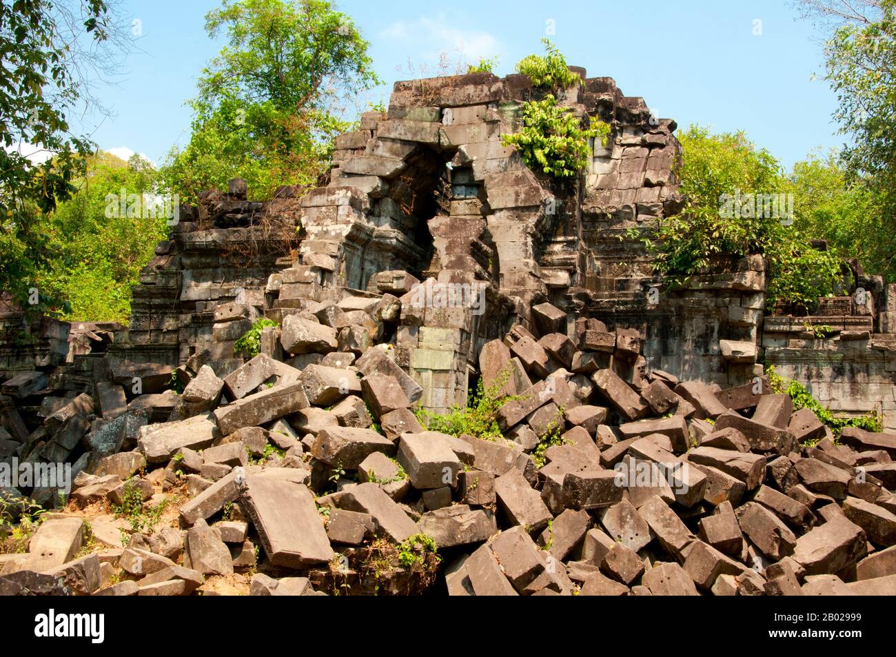 Cambodge : Beng Mealea (temple khmer du XIIe siècle), à 40 km à l'est du groupe principal de temples d'Angkor. Beng Mealea a été construit comme un temple hindou, mais il y a quelques sculptures représentant des motifs bouddhistes. Son matériau primaire est le grès et il est en grande partie non restauré, avec des arbres et des broussailles épaisses prospérant au milieu de ses tours et cours et beaucoup de ses pierres se trouvant dans de grands tas. Pendant des années, il était difficile d'atteindre, mais une route récemment construite pour le complexe du temple de Koh Ker passe Beng Mealea et plus de visiteurs viennent sur le site, car il est à 77 km de Siem Reap par la route. Banque D'Images