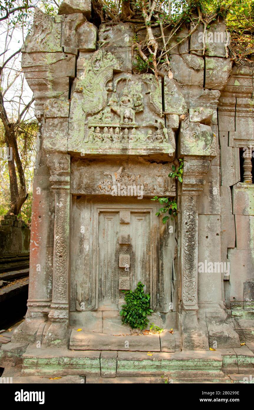 Cambodge : un linteau au-dessus d'une porte aveugle montrant Yama (Dieu de la mort) chevauchant un buffle, Beng Mealea (temple khmer du XIIe siècle), à 40 km à l'est du groupe principal de temples à Angkor. Beng Mealea a été construit comme un temple hindou, mais il y a quelques sculptures représentant des motifs bouddhistes. Son matériau primaire est le grès et il est en grande partie non restauré, avec des arbres et des broussailles épaisses prospérant au milieu de ses tours et cours et beaucoup de ses pierres se trouvant dans de grands tas. Pendant des années, il était difficile d'atteindre, mais une route récemment construite pour le complexe du temple de Koh Ker passe Beng Mealea et plus de visiteurs viennent. Banque D'Images