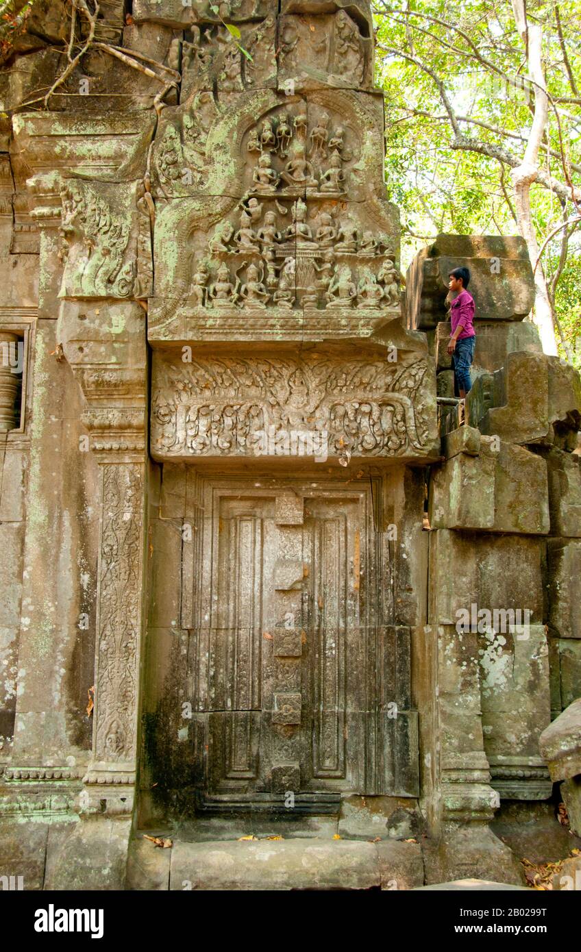 Cambodge : un garçon au-dessus d'une porte aveugle dans les ruines de Beng Mealea (temple khmer du XIIe siècle), à 40 km à l'est du groupe principal de temples d'Angkor. Beng Mealea a été construit comme un temple hindou, mais il y a quelques sculptures représentant des motifs bouddhistes. Son matériau primaire est le grès et il est en grande partie non restauré, avec des arbres et des broussailles épaisses prospérant au milieu de ses tours et cours et beaucoup de ses pierres se trouvant dans de grands tas. Pendant des années, il était difficile d'atteindre, mais une route récemment construite pour le complexe du temple de Koh Ker passe Beng Mealea et plus de visiteurs viennent sur le site. Banque D'Images