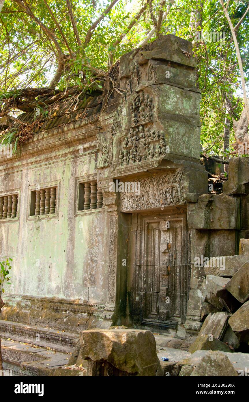 Cambodge : une porte aveugle dans les ruines de Beng Mealea (temple khmer du XIIe siècle), à 40 km à l'est du groupe principal de temples d'Angkor. Beng Mealea a été construit comme un temple hindou, mais il y a quelques sculptures représentant des motifs bouddhistes. Son matériau primaire est le grès et il est en grande partie non restauré, avec des arbres et des broussailles épaisses prospérant au milieu de ses tours et cours et beaucoup de ses pierres se trouvant dans de grands tas. Pendant des années, il était difficile d'atteindre, mais une route récemment construite pour le complexe du temple de Koh Ker passe Beng Mealea et plus de visiteurs viennent sur le site. Banque D'Images