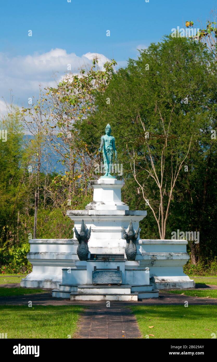 Thaïlande : un Bouddha debout dans la position varada mudra symbolisant la Charité, Wat Salaeng, Ban Chom Khwan, Amphoe long, province de Phrae. La ville de Phrae a été construite à côté de la rivière Yom au 12ème siècle et faisait partie du Royaume mon de Haripunchai. En 1443, le roi Tilokaraj du Royaume voisin de Lanna s'empare de la ville. Banque D'Images