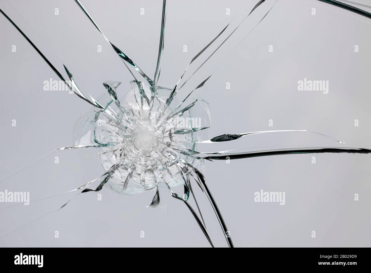 Fissures sur le verre cassé à l'impact, fontaine blanche de ligne de fissure sur la fenêtre. Banque D'Images