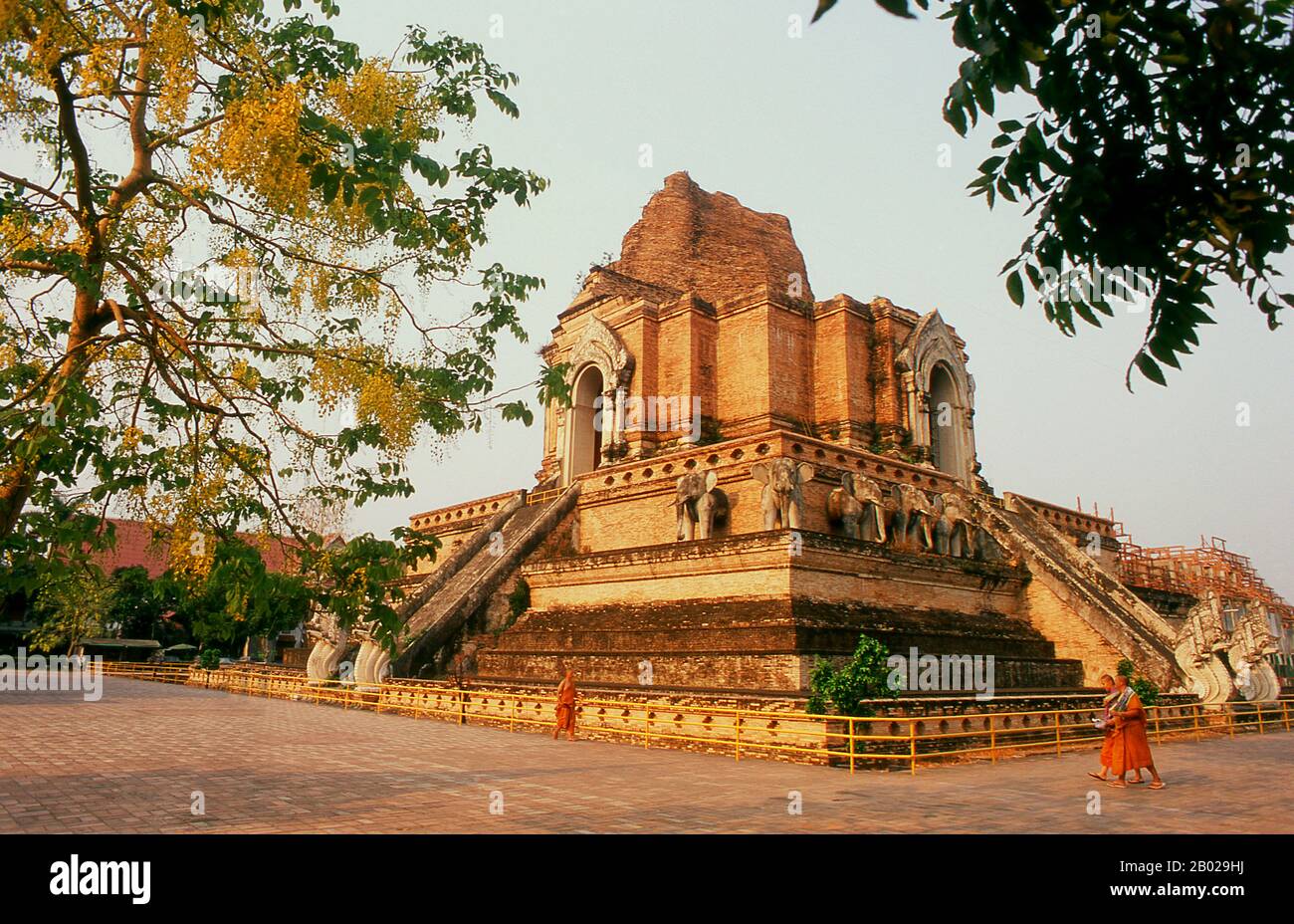 Wat Chedi Luang se traduit littéralement du thaï comme «maîtrise du Grand Stupa». La construction du temple a commencé à la fin du XIVe siècle lorsque le Royaume Lan Na était dans son premier. Le roi Saen Muang Ma (1385-1401) l'avait voulu comme site d'un grand reliquaire pour enchâsser les cendres de son père, le roi Ku Na (1355-85). Aujourd'hui, c'est le site du Lak Muang ou du pilier de la ville. La cérémonie annuelle d'Inthakin se déroule dans les limites du temple. Chiang Mai (signifiant « nouvelle ville »), parfois écrit comme « Chiengmai » ou « Chiangmai », est la ville la plus importante et la plus culturellement significative de northe Banque D'Images