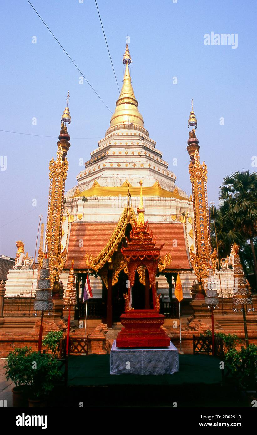 Wat Chiang Yeun est un temple bouddhiste du XVIe siècle à Chiang Mai. Il s'adresse à la communauté locale de Shan (Tai Yai) qui s'est installée dans la région. Chiang Mai, parfois écrit comme 'Chiengmai' ou 'Chiangmai', est la plus grande et la plus importante ville culturellement significative dans le nord de la Thaïlande, et est la capitale de la province de Chiang Mai. Il est situé à 700 km au nord de Bangkok, parmi les plus hautes montagnes du pays. La ville se trouve sur la rivière Ping, un des principaux affluents de la rivière Chao Phraya. Le roi Mengrai a fondé la ville de Chiang Mai (c'est-à-dire « nouvelle ville ») en 1296, et il a succédé à Chiang Rai comme capit Banque D'Images