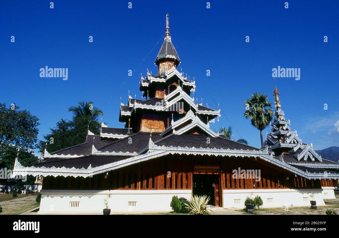 Wat Hua Wiang est le temple le plus important de la ville de Mae Hong son. Construit dans le style birman, le viharn contient l'image de Phra Chao Phala Lakhaeng, un grand Bouddha en bronze assis. Une fois l’une des provinces les plus éloignées de Thaïlande, Mae Hong son est désormais facilement accessible par avion depuis Chiang Mai, ainsi que par une merveilleuse boucle de conduite à travers Mae Sariang et de retour via Pai et Sopppong – ou vice versa. Isolé singulairement, Mae Hong son n'est pas encore très développé. Les citadins peuvent être citoyens de Thaïlande, mais la plupart sont Shan, Karen, Chinois du Yunnanese ou Tribes de colline. Les temples sont birmans dans le style, et le rythme de li Banque D'Images