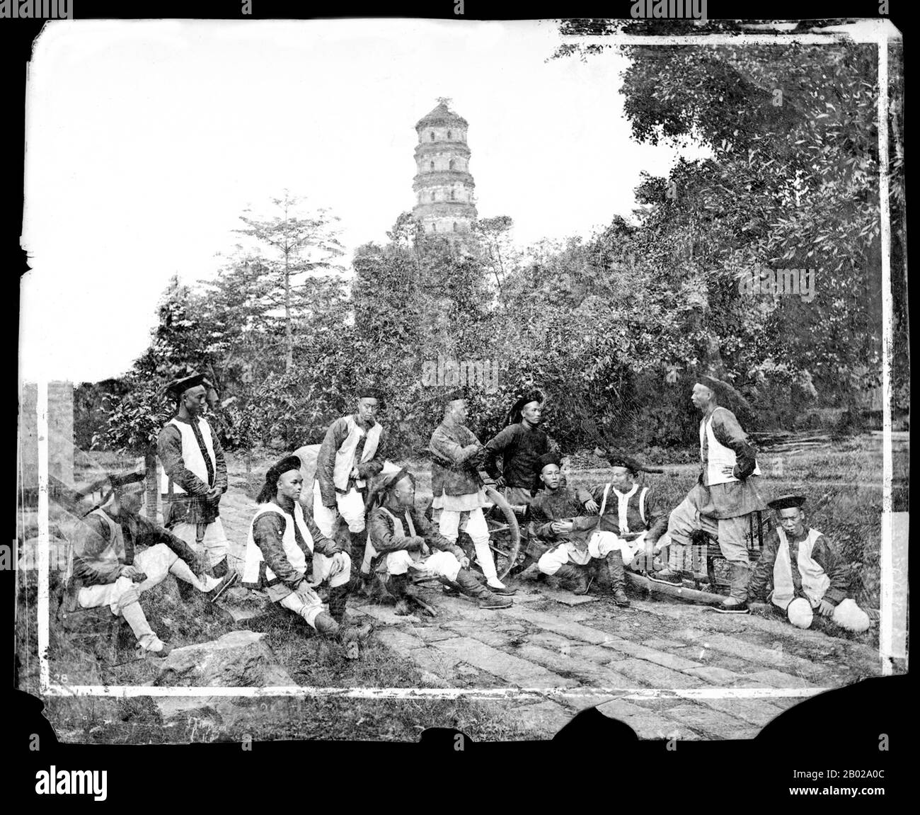 Chine : gardes chinois du tartre, consulat britannique, Catnon (Guangzhou) ; pagode Hua Ta au loin. Photo de John Thomson (14 juin 1837 - 29 septembre 1921), 1871. John Thomson était un photographe, géographe et voyageur écossais pionnier. Il a été l'un des premiers photographes à voyager en extrême-Orient, documentant les gens, les paysages et les artefacts des cultures orientales. À son retour chez lui, son travail parmi les gens de la rue de Londres a cimenté sa réputation, et est considéré comme un exemple classique de documentaire social qui a jeté les bases du photojournalisme. Banque D'Images