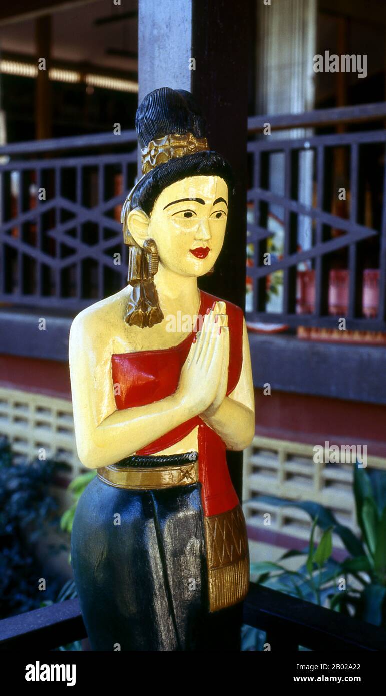 Thaïlande : figure féminine à l'extérieur du viharn à Wat Chong Kham (Jong Kham), Mae Hong son. Autrefois l’une des provinces les plus reculées de Thaïlande, Mae Hong son est maintenant facilement accessible par avion depuis Chiang mai, ainsi que par une merveilleuse boucle en passant par Mae Sariang et retour via Pai et Soppong – ou vice versa. Singulièrement isolée, Mae Hong son n’est pas encore très développée. Les citadins peuvent être des citoyens de Thaïlande, mais la plupart sont Shan, Karen, Yunnanese Chinois ou tribus des collines. Les temples sont de style birman, et le rythme de la vie étonnamment tranquille. Banque D'Images