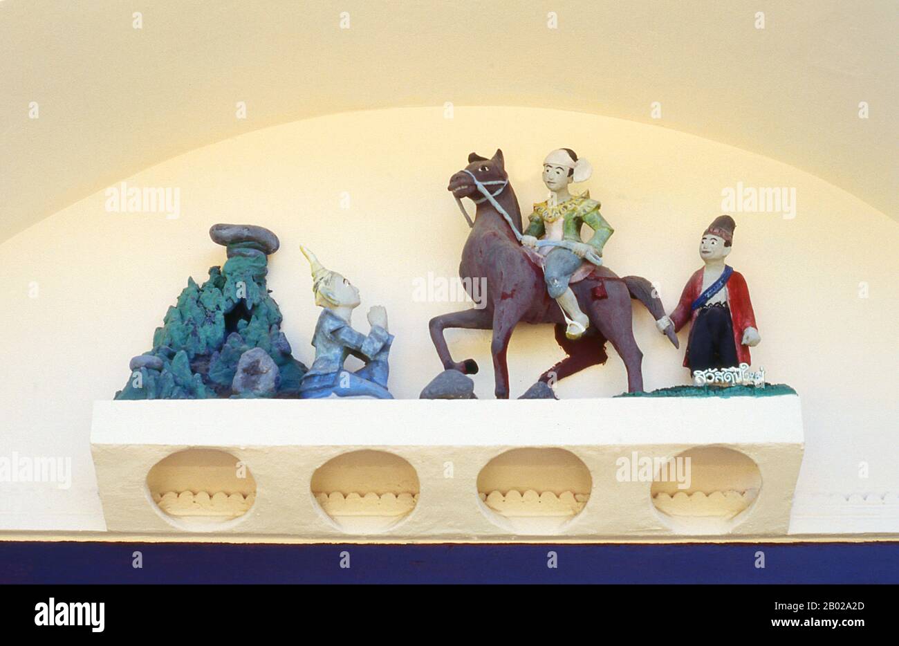 Thaïlande : cavalier Shan et accompagnateurs au-dessus de la porte de l'ubosot à Wat Chong Kham (Jong Kham), Mae Hong son. Autrefois l'une des provinces les plus reculées de Thaïlande, Mae Hong son est maintenant facilement accessible par avion depuis Chiang mai, ainsi que par une merveilleuse boucle en passant par Mae Sariang et retour via Pai et Soppong - ou vice versa. Singulièrement isolée, Mae Hong son n’est pas encore très développée. Les citadins peuvent être des citoyens de Thaïlande, mais la plupart sont Shan, Karen, Yunnanese Chinois ou tribus des collines. Les temples sont de style birman, et le rythme de la vie étonnamment tranquille. Banque D'Images