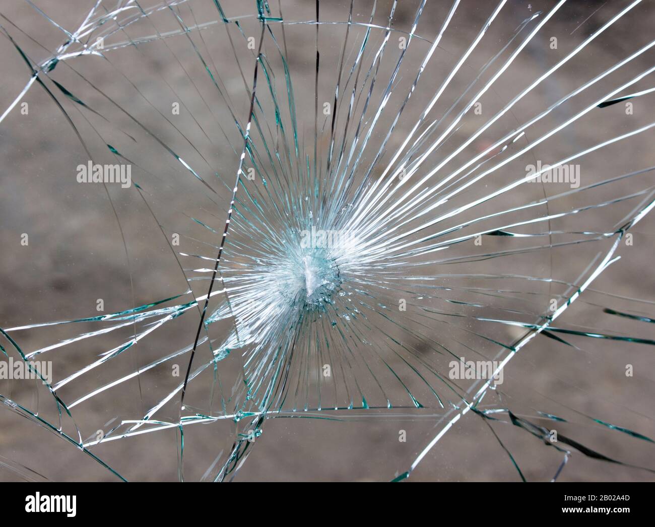 Pare-brise de voiture cassé, fissures dans le verre en raison d'un accident. Banque D'Images