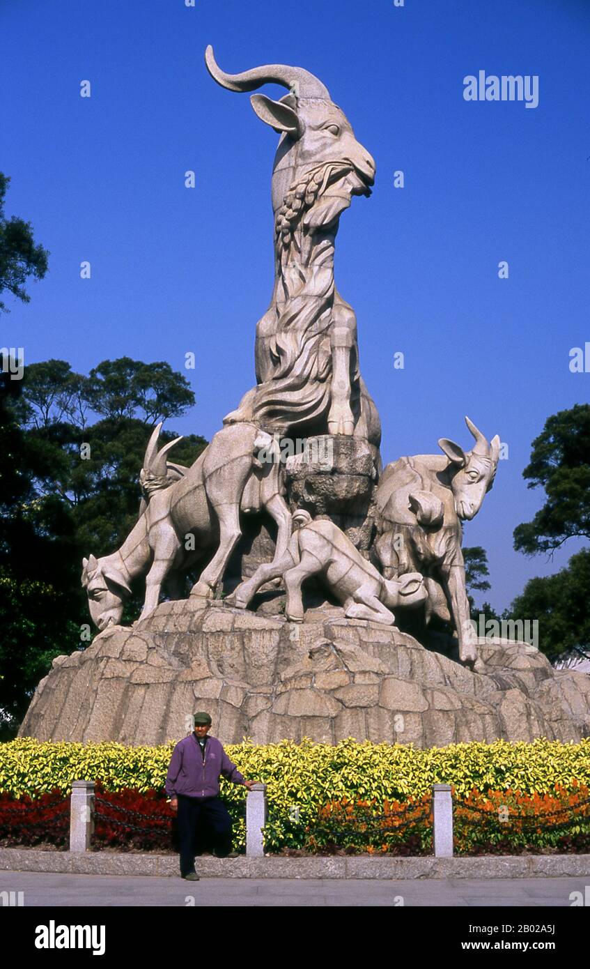 Chine : Statue des cinq béliers, parc Yuexiu, Guangzhou, province du Guangdong. La statue des cinq béliers (Wu Yang Shixiang), une représentation sculpturale en granit de cinq chèvres, est basée sur la légende de la fondation de Guangzhou. Cinq dieux descendirent du ciel à cheval sur des béliers tenant des brins de riz dans leur bouche. Les visiteurs célestes ont distribué le riz, bénissant la population locale avec la libération éternelle de la famine, puis ont disparu laissant les cinq béliers rizicoles. Les béliers se sont transformés en pierre, donnant à Guangzhou son surnom : « ville des béliers ». Banque D'Images Chine : Statue des cinq béliers, parc Yuexiu, Guangzhou, province du Guangdong. La statue des cinq béliers (Wu Yang Shixiang), une représentation sculpturale en granit de cinq chèvres, est basée sur la légende de la fondation de Guangzhou. Cinq dieux descendirent du ciel à cheval sur des béliers tenant des brins de riz dans leur bouche. Les visiteurs célestes ont distribué le riz, bénissant la population locale avec la libération éternelle de la famine, puis ont disparu laissant les cinq béliers rizicoles. Les béliers se sont transformés en pierre, donnant à Guangzhou son surnom : « ville des béliers ». Banque D'Images