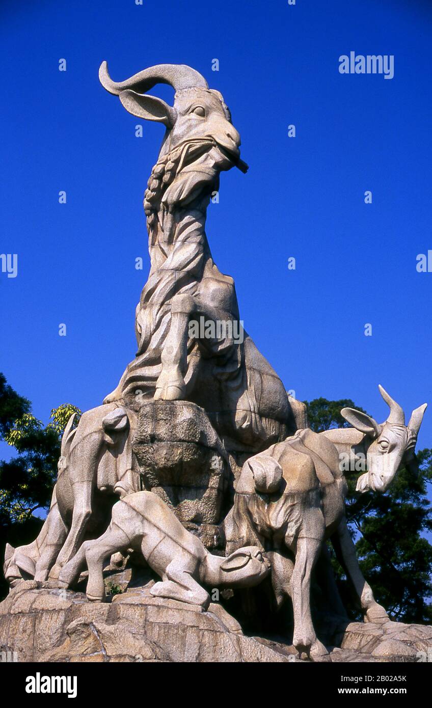 Chine : Statue des cinq béliers, parc Yuexiu, Guangzhou, province du Guangdong. La statue des cinq béliers (Wu Yang Shixiang), une représentation sculpturale en granit de cinq chèvres, est basée sur la légende de la fondation de Guangzhou. Cinq dieux descendirent du ciel à cheval sur des béliers tenant des brins de riz dans leur bouche. Les visiteurs célestes ont distribué le riz, bénissant la population locale avec la libération éternelle de la famine, puis ont disparu laissant les cinq béliers rizicoles. Les béliers se sont transformés en pierre, donnant à Guangzhou son surnom : « ville des béliers ». Banque D'Images Chine : Statue des cinq béliers, parc Yuexiu, Guangzhou, province du Guangdong. La statue des cinq béliers (Wu Yang Shixiang), une représentation sculpturale en granit de cinq chèvres, est basée sur la légende de la fondation de Guangzhou. Cinq dieux descendirent du ciel à cheval sur des béliers tenant des brins de riz dans leur bouche. Les visiteurs célestes ont distribué le riz, bénissant la population locale avec la libération éternelle de la famine, puis ont disparu laissant les cinq béliers rizicoles. Les béliers se sont transformés en pierre, donnant à Guangzhou son surnom : « ville des béliers ». Banque D'Images