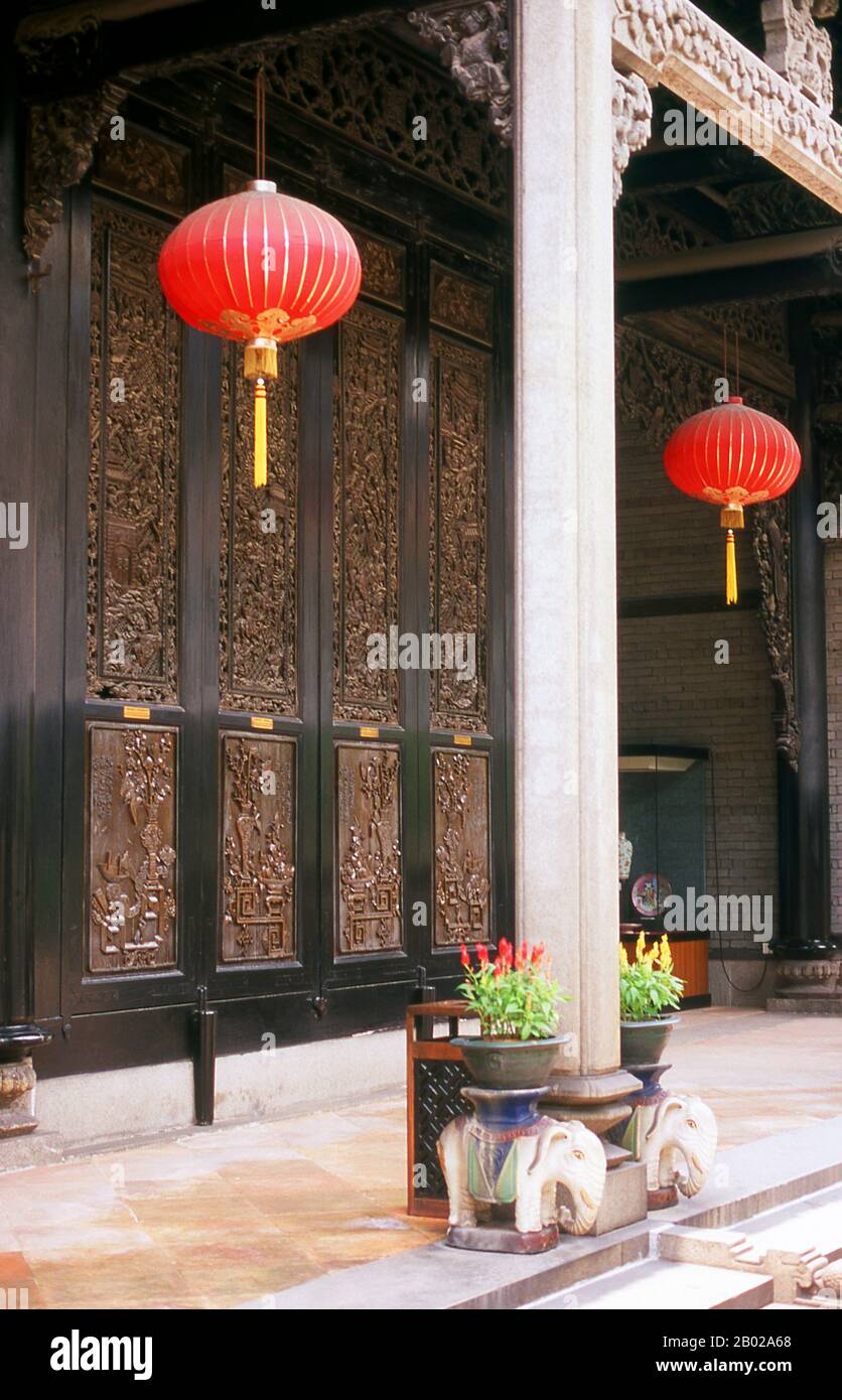 Construit en 1894 par les clans de 72 Chen (généralement romanisés comme Chan en cantonais), le temple de la famille Chen (Chenjia si), également connu sous le nom de l'Académie Chen Clan (chinois simplifié: 陈家祠; chinois traditionnel: 陳家祠; pinyin: Chén Jiā Cí) est un temple académique à Guangzhou (Canton). L'académie a été construite pour les clans juniors, un lieu de vivre et de se préparer aux examens impériaux pendant la dynastie Qing. Banque D'Images