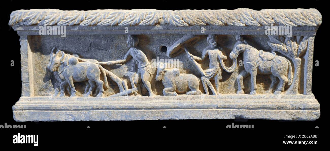 Pakistan : ardoise représentant le roi Suddhodana (père du prince Siddhartha) effectue le rituel de labourage, région de Gandhara, IIIe-IVe siècle de notre ère. Gandhāra est connu pour le style Gandhāra distinctif de l'art bouddhiste, qui s'est développé à partir d'une fusion d'influences artistiques grecques, syriennes, persanes et indiennes. Ce développement a commencé pendant la période parthe (50 BCE - 75 EC). Le style Gandhāran a prospéré et atteint son apogée pendant la période Kushan, du 1er au 5ème siècle. Il décline et subit la destruction après l'invasion des Huns blancs au Ve siècle. Banque D'Images