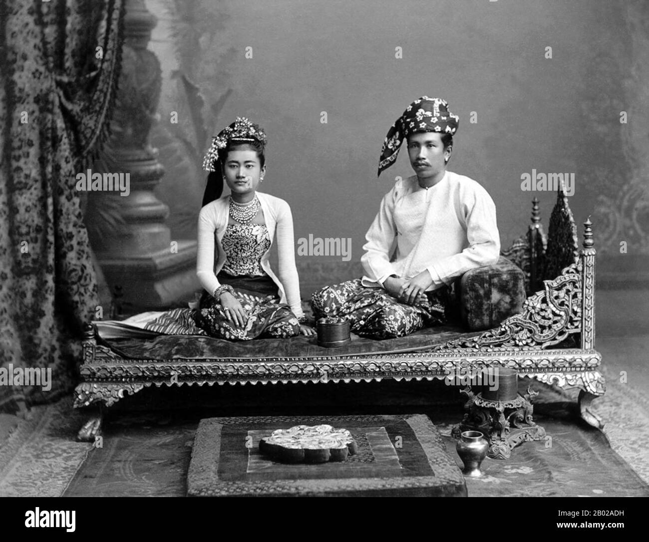 Philip Adolphe Klier était un photographe allemand plus connu pour ses photos de Birmanie coloniale / Myanmar. En 1871, il était photographe professionnel à Moulmein, en Birmanie. Ses affaires comprenaient le travail d'opticien, de horloger et de joaillier, ainsi que la gestion de la société connue sous le nom de Murken & Klier. Vers 1880, Klier déménage à Rangoon, la plus grande ville de Birmanie. après la conquête du delta de l'Irrawaddy par les Britanniques en 1852, Rangoon est devenu le centre de la puissance indo-britannique. Klier a travaillé indépendamment jusqu'en 1885 lorsqu'il est entré en partenariat avec J. Jackson. En 1890, le partenariat a été dissous Banque D'Images