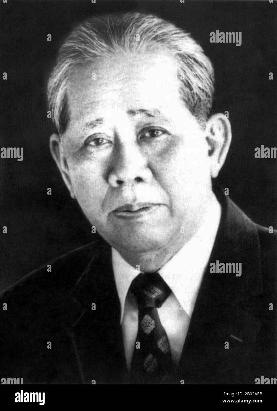 Lê Duẩn (7 avril 1907 – 10 juillet 1986) était un politicien communiste vietnamien. Il s'est levé dans la hiérarchie des partis à la fin des années 1950 et est devenu secrétaire général du Comité central du Parti communiste du Vietnam (VCP) au 3ème Congrès national en 1960. Il a poursuivi la politique de Hồ Chí Minh de pouvoir par le biais d'un leadership collectif. Depuis le milieu des années 1960, quand la santé de Hồ échouait, jusqu'à sa propre mort en 1986, il était le principal décideur au Vietnam. Il est né dans une famille de classe inférieure dans la province de Quảng Trị, dans la partie centrale de l'Indochina française comme Lê Văn Nhuận. On sait peu de choses sur son f Banque D'Images
