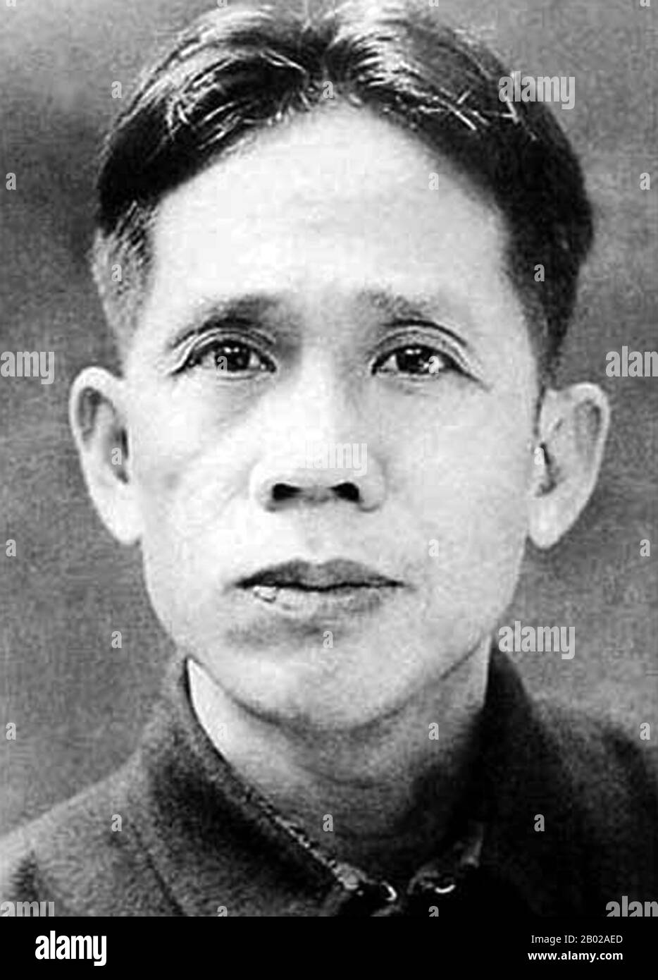 Lê Duẩn (7 avril 1907 – 10 juillet 1986) était un politicien communiste vietnamien. Il s'est levé dans la hiérarchie des partis à la fin des années 1950 et est devenu secrétaire général du Comité central du Parti communiste du Vietnam (VCP) au 3ème Congrès national en 1960. Il a poursuivi la politique de Hồ Chí Minh de pouvoir par le biais d'un leadership collectif. Depuis le milieu des années 1960, quand la santé de Hồ échouait, jusqu'à sa propre mort en 1986, il était le principal décideur au Vietnam. Il est né dans une famille de classe inférieure dans la province de Quảng Trị, dans la partie centrale de l'Indochina française comme Lê Văn Nhuận. On sait peu de choses sur son f Banque D'Images