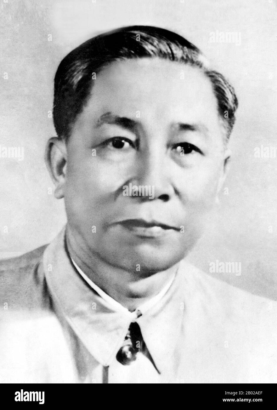 Lê Đức Thọ, née Phan Đình Khải dans la province de Hà Nam, était un révolutionnaire, général, diplomate et politicien vietnamien. Il a reçu le prix Nobel de la paix conjointement avec le secrétaire d'État américain Henry Kissinger en 1973, mais il l'a refusé. En 1930, le Duc Tho a aidé à fonder le Parti communiste indochinois. Les autorités coloniales françaises l'ont emprisonné de 1930 à 1936 et de nouveau de 1939 à 1944. Après sa libération en 1945, il a aidé à diriger le Viet Minh, le mouvement d'indépendance vietnamien, contre les Français, jusqu'à la signature des accords de Genève en 1954. En 1948, il était au Vietnam du Sud comme Banque D'Images