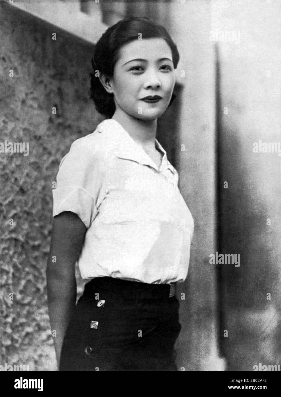 Ruan Lingyu (26 avril 1910 – 8 mars 1935), née Ruan Fenggen), était une actrice chinoise de cinéma silencieux. L'une des plus importantes stars du cinéma chinois des années 1930, son suicide tragique à l'âge de 24 ans l'a conduit à devenir une icône du cinéma chinois. Son cortège funéraire aurait duré trois milles, trois femmes se suicidant pendant l'événement. Banque D'Images