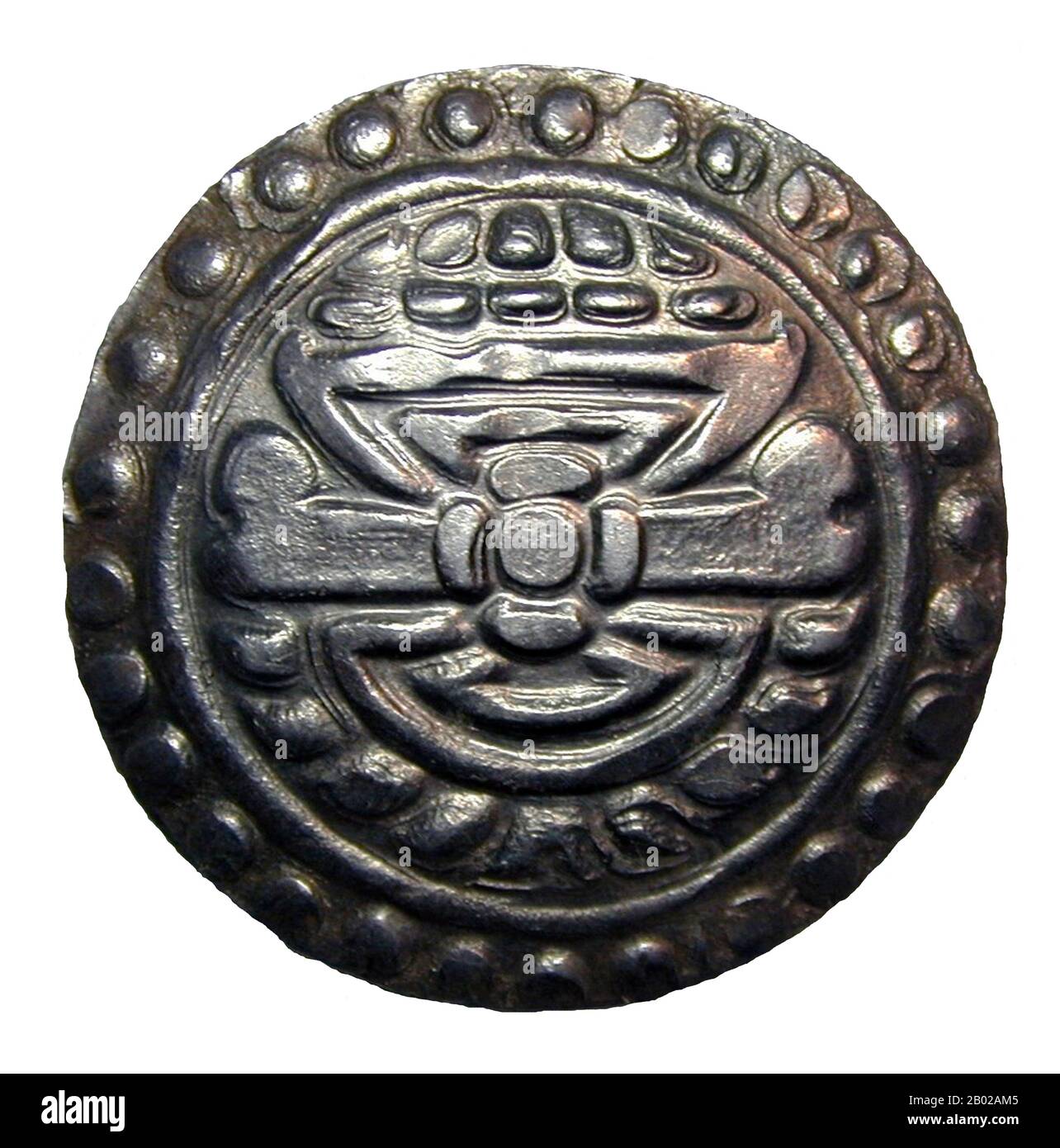 Birmanie/Myanmar : monnaie Pyu du Sri Ksetra, avers impressionnés par le symbole du tambour Bhadrapitha, c. 630-830 EC. Les cités-états Pyu étaient un groupe de cités-états qui existaient depuis c. le IIe siècle av. J.-C. jusqu'au milieu du XIe siècle de notre ère dans l'actuelle haute Birmanie (Myanmar). Les cités-états ont été fondées dans le cadre de la migration vers le sud par les Pyu de langue tibéto-birmane, les premiers habitants de Birmanie dont les archives existent. La période de mille ans, souvent appelée le millénaire Pyu, relie l'âge du bronze au début de la période des états classiques lorsque le Royaume païen émerge. Banque D'Images