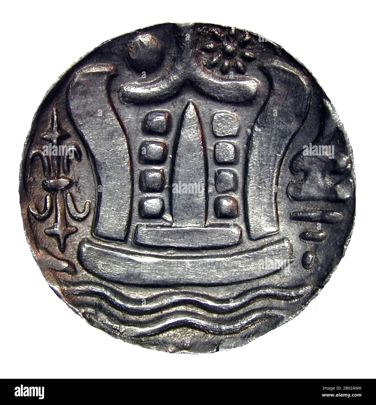 Birmanie/Myanmar : monnaie Pyu du Sri Ksetra, revers impressionné par les symboles de fertilité Srivasta, soleil, lune, coquille de conque et tonnerre, c. 630-830 EC. Les cités-états Pyu étaient un groupe de cités-états qui existaient depuis c. le IIe siècle av. J.-C. jusqu'au milieu du XIe siècle de notre ère dans l'actuelle haute Birmanie (Myanmar). Les cités-états ont été fondées dans le cadre de la migration vers le sud par les Pyu de langue tibéto-birmane, les premiers habitants de Birmanie dont les archives existent. La période de mille ans, souvent appelée le millénaire Pyu, reliait l'âge du bronze au début de la période des états classiques. Banque D'Images