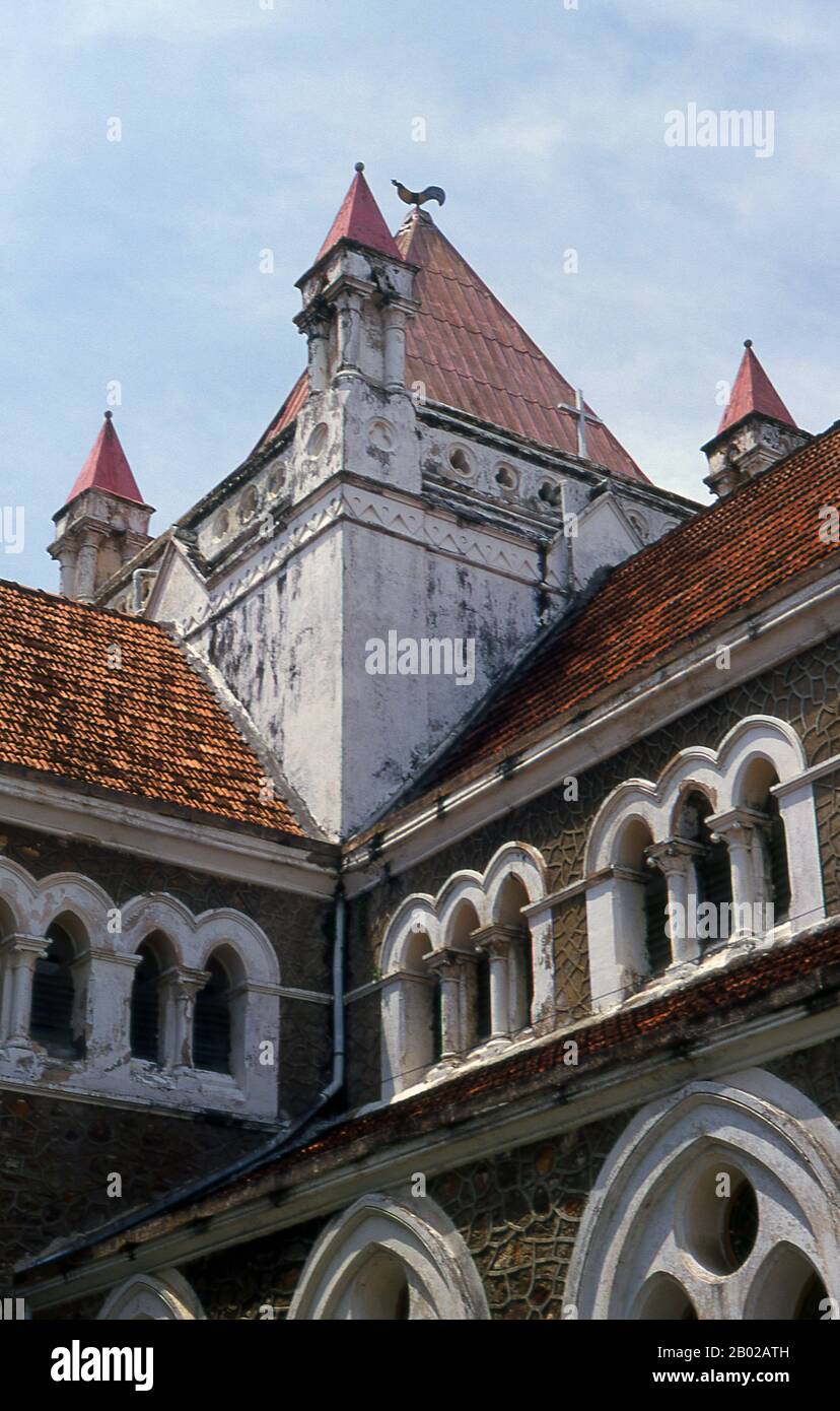 Sri Lanka : Église de tous les Saints, district de Fort, Galle. Galle a été pendant des siècles le principal port du Sri Lanka, une position qui s'est renforcée pendant les périodes de domination coloniale portugaise et néerlandaise. Galle n’a perdu sa primauté qu’à la fin du XIXe siècle, lorsque les Britanniques ont agrandi et développé le port de Colombo pour devenir le port principal de l’île. Peut-être la première référence enregistrée à Galle vient du grand voyageur arabe Ibn Battuta, qui a visité le port - qu'il appelle Qali - au milieu du XIVe siècle. Banque D'Images