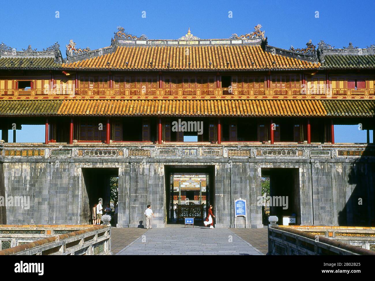 Le Ngọ Môn (caractère chinois : 午門), également connu sous le nom de porte de Noon, est la porte principale de la ville impériale, Huế, située dans la citadelle de Huế. Il a été construit en 1833 dans le style traditionnel vietnamien Nguyen sous la domination de l'empereur Minh Mang. L'empereur Gia long ordonna la construction de la Citadelle de Hue en 1805. Le vaste complexe est construit selon les notions de fengshui ou de géomancy chinoise, mais suivant les principes militaires de l'architecte militaire français du XVIIIe siècle, Sébastien de Vauban. Le résultat est un hybride inhabituel et élégant, une ville impériale de style chinois soigneusement alig Banque D'Images