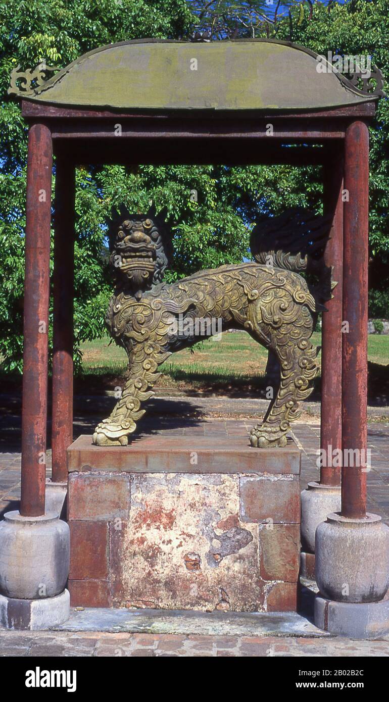 Le qilin, kirin ou kylin est une créature chimérique mythique à accrochage connue dans diverses cultures d'Asie de l'est, qui apparaît avec l'arrivée imminente ou le passage d'un sage ou d'un dirigeant illustrié. Il est souvent représenté avec ce qui ressemble au feu partout dans son corps. Il est parfois appelé « unicorn chinois » par rapport à Western unicorn. L'empereur Gia long ordonna la construction de la Citadelle de Hue en 1805. Le vaste complexe est construit selon les notions de fengshui ou de géomancy chinoise, mais suivant les principes militaires de l'architecte militaire français du XVIIIe siècle, Sébastien Banque D'Images