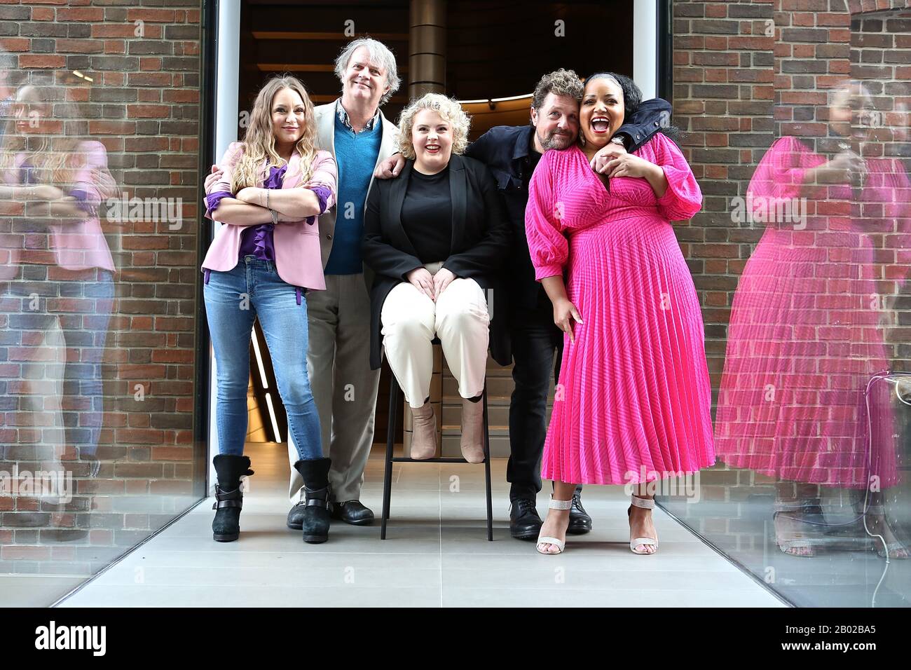 Paul Merton Fera ses débuts dans le West End Musical à Hairspray .Paul Merton l'un des plus grands comédiens du Royaume-Uni est de rejoindre la nouvelle production de Hairspray The Musical, rejointe par Lizzie Bea, la vedette dans le rôle emblématique de Tracy Turnblad , Marisha Wallance prenant le rôle de Motormouth .Rita Simons ( Eastenders Roxy Mitchell Et Jonny Amies . Avec l'original primé directeur de l'équipe créative Jack O'Brien et chorégraphe Jerry Mitchell , et présentant de bonnes chansons Bon Matin Baltimore, Big Blond et Beau et Vous ne pouvez pas arrêter le battement la sensation musicale est de retour plus grande que jamais ... Banque D'Images