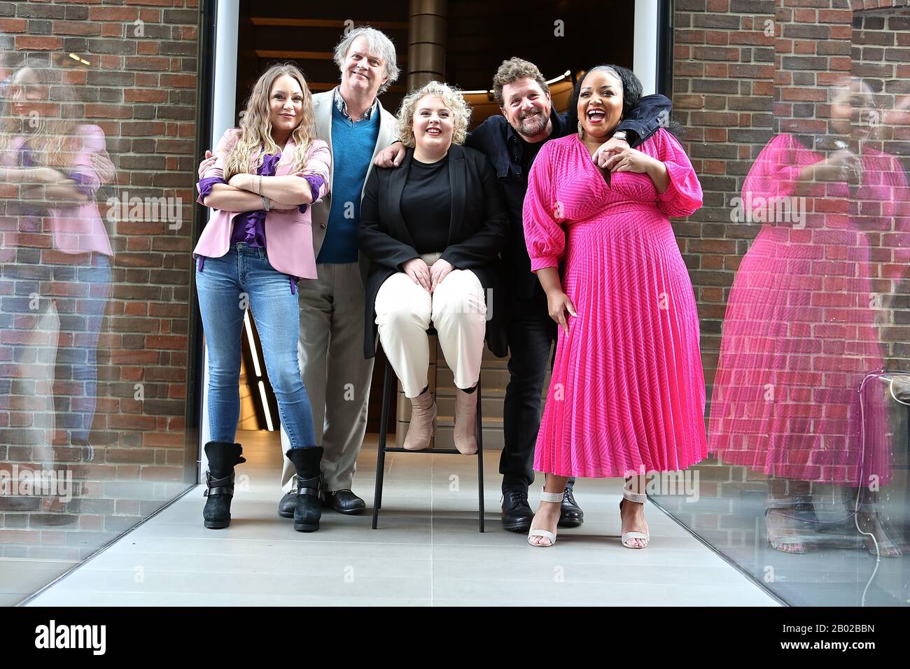 Paul Merton Fera ses débuts dans le West End Musical à Hairspray .Paul Merton l'un des plus grands comédiens du Royaume-Uni est de rejoindre la nouvelle production de Hairspray The Musical, rejointe par Lizzie Bea, la vedette dans le rôle emblématique de Tracy Turnblad , Marisha Wallance prenant le rôle de Motormouth .Rita Simons ( Eastenders Roxy Mitchell Et Jonny Amies . Avec l'original primé directeur de l'équipe créative Jack O'Brien et chorégraphe Jerry Mitchell , et présentant de bonnes chansons Bon Matin Baltimore, Big Blond et Beau et Vous ne pouvez pas arrêter le battement la sensation musicale est de retour plus grande que jamais ... Banque D'Images