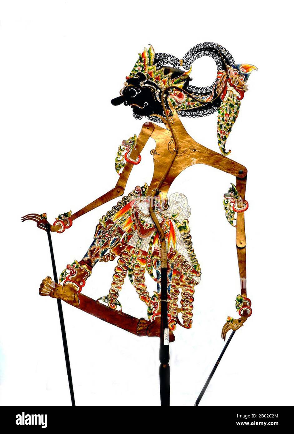 Indonésie : figure d'Antareja, Wayang Kulit (« marionnette d'ombre ») personnage de l'ancienne épopée hindoue, Mahabharata. Wayang est un mot javanais pour certains types de théâtre (littéralement « ombre »). Lorsque le terme est utilisé pour désigner des genres de théâtre de marionnettes, parfois la marionnette elle-même est appelée wayang. Les représentations de théâtre de marionnettes d'ombre sont accompagnées de gamelan à Java. Anantaraja, ou plus souvent abrégé Antareja, est l'un des personnages de marionnettes qui ne sont pas contenus dans le Mahabharata original, mais est la création de la littérature javanaise postérieure. Il était le fils aîné de Wrekodara. Banque D'Images