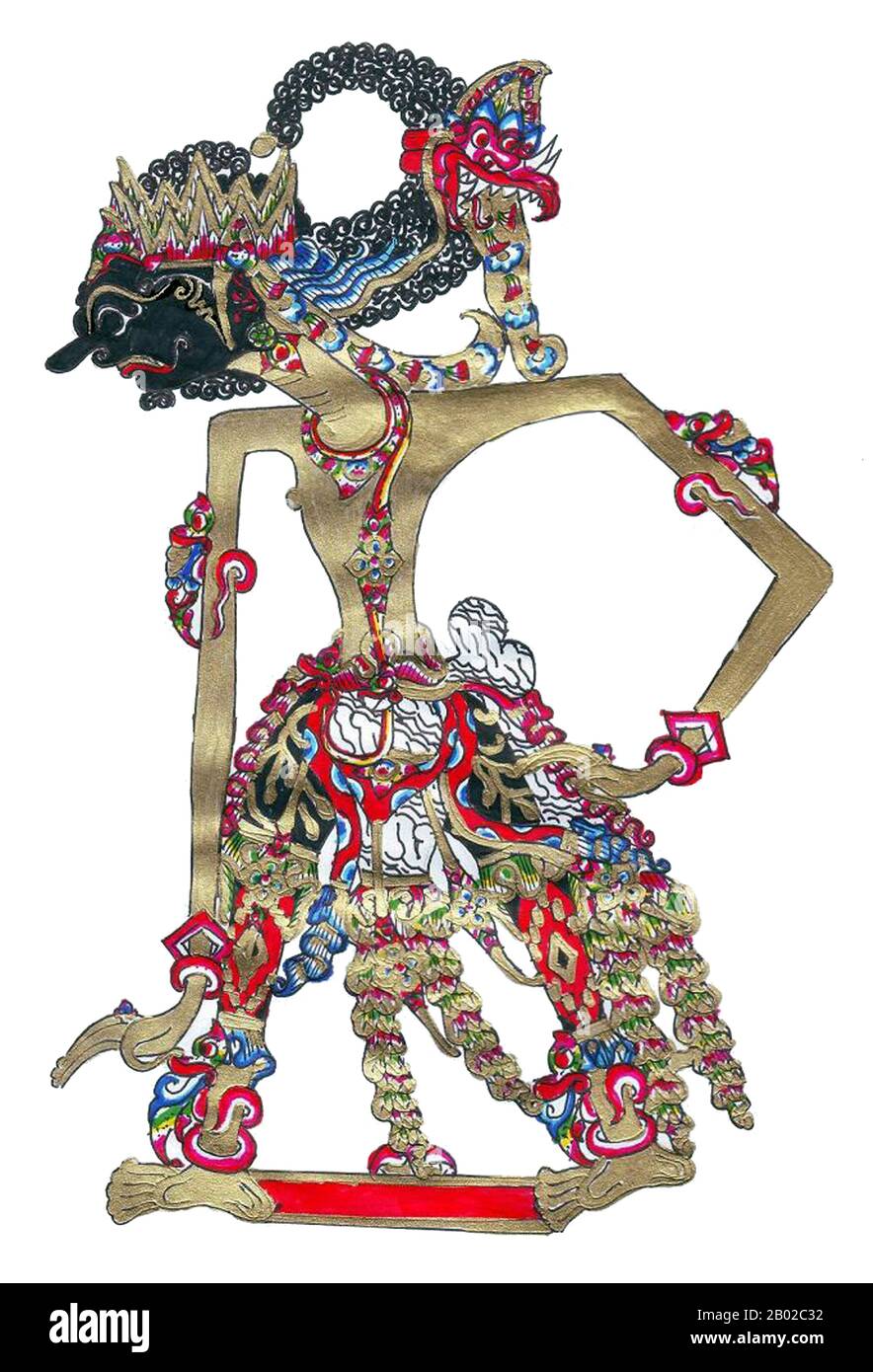 Indonésie : figure d'Antareja, Wayang Kulit (« marionnette d'ombre ») personnage de l'ancienne épopée hindoue, Mahabharata. Wayang est un mot javanais pour certains types de théâtre (littéralement « ombre »). Lorsque le terme est utilisé pour désigner des genres de théâtre de marionnettes, parfois la marionnette elle-même est appelée wayang. Les représentations de théâtre de marionnettes d'ombre sont accompagnées de gamelan à Java. Anantaraja, ou plus souvent abrégé Antareja, est l'un des personnages de marionnettes qui ne sont pas contenus dans le Mahabharata original, mais est la création de la littérature javanaise postérieure. Il était le fils aîné de Wrekodara. Banque D'Images