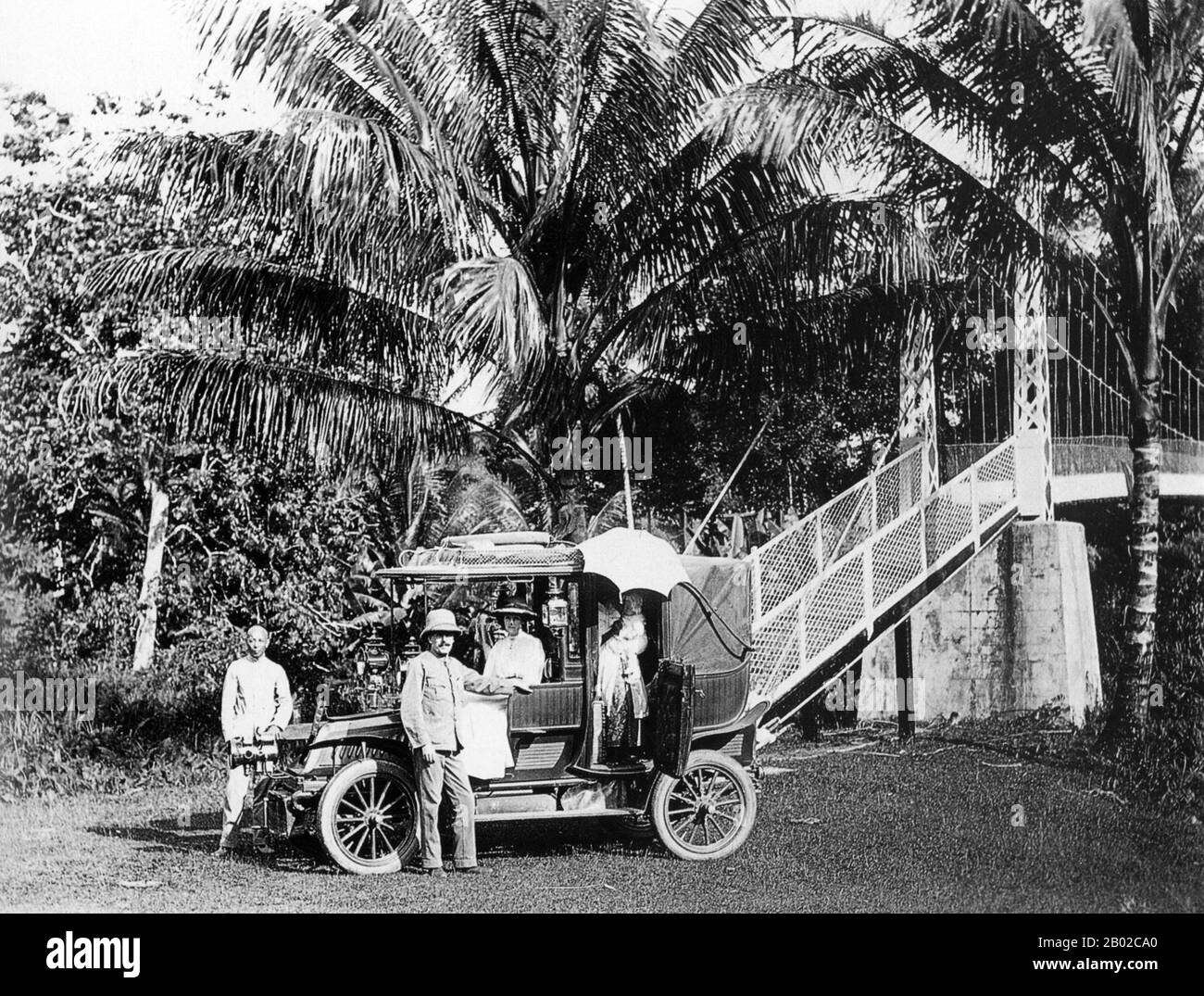 La Malaisie a ses origines dans les Royaumes malais présents dans la région qui, à partir du XVIIIe siècle, est devenue soumise à l'Empire britannique. Les premiers territoires britanniques étaient connus sous le nom de Straits colonies, dont l'établissement a été suivi par les royaumes malais devenant des protectorats britanniques. Les territoires de la Malaisie péninsulaire ont été unifiés pour la première fois comme Union malaisienne en 1946. Même si les Britanniques étaient initialement réticents à établir une présence coloniale à Malaya, l'augmentation des investissements dans les mines d'étain a entraîné un afflux important d'immigrants chinois qui ont formé des groupes de clans rivaux alliés à Malay Banque D'Images